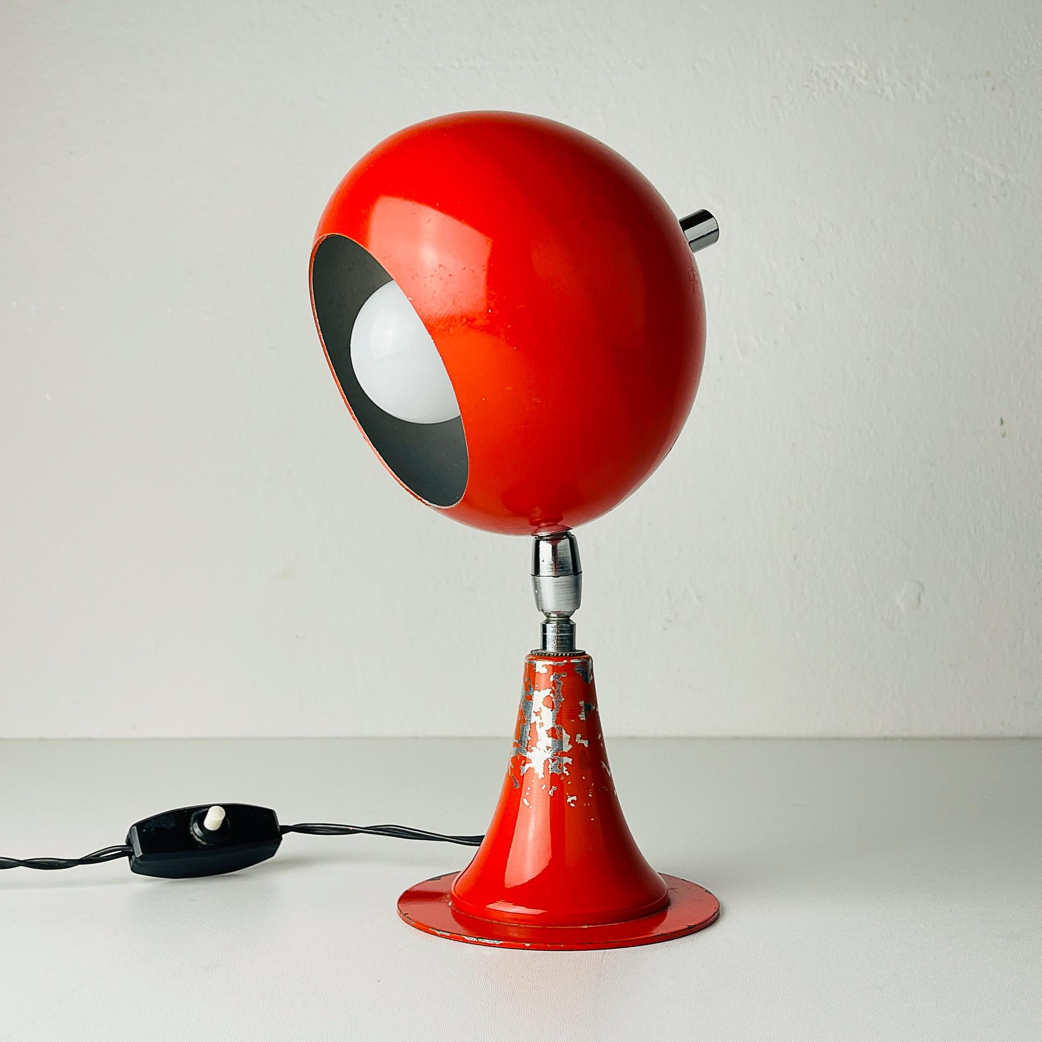 Mid-century red metal desk lamp Eyeball made in Italy in the 1970s. This table lamp is completely metal.
The lamp is in very good vintage condition. The lamp is fully functional. There are signs of wear and tear.
The paint and wiring are