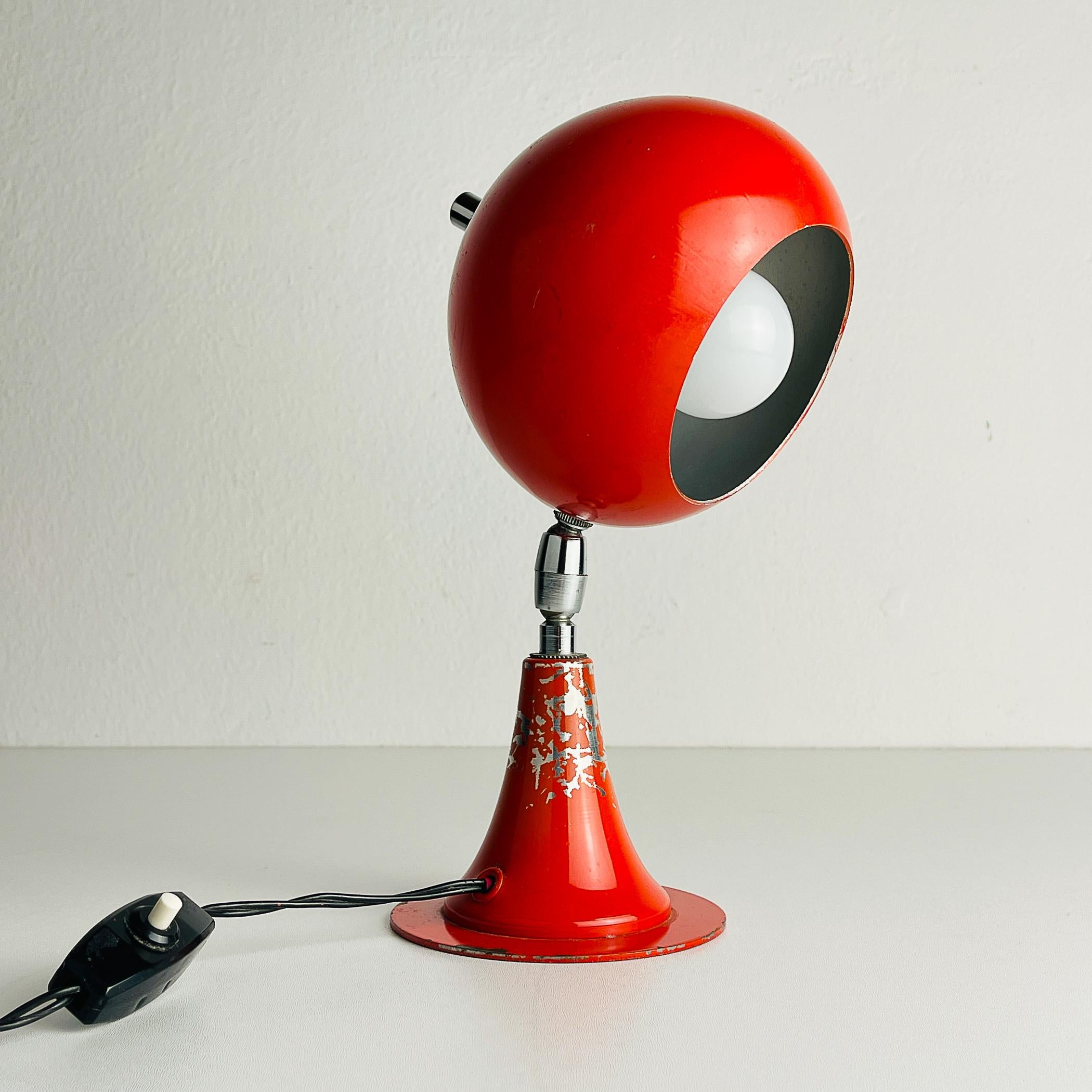 Italian Vintage red metal desk lamp Eyeball Italy 1970s For Sale