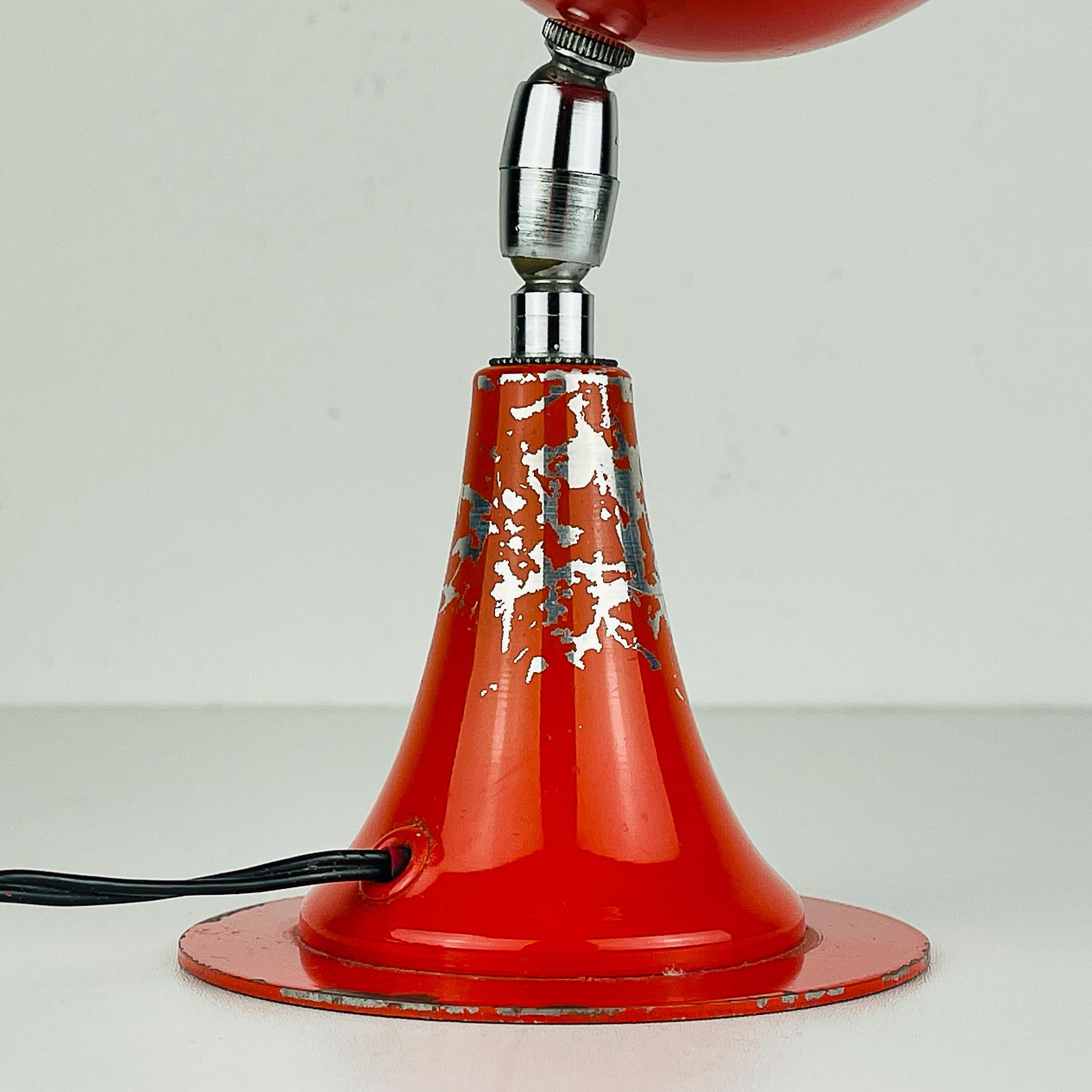 Vintage red metal desk lamp Eyeball Italy 1970s In Good Condition For Sale In Miklavž Pri Taboru, SI