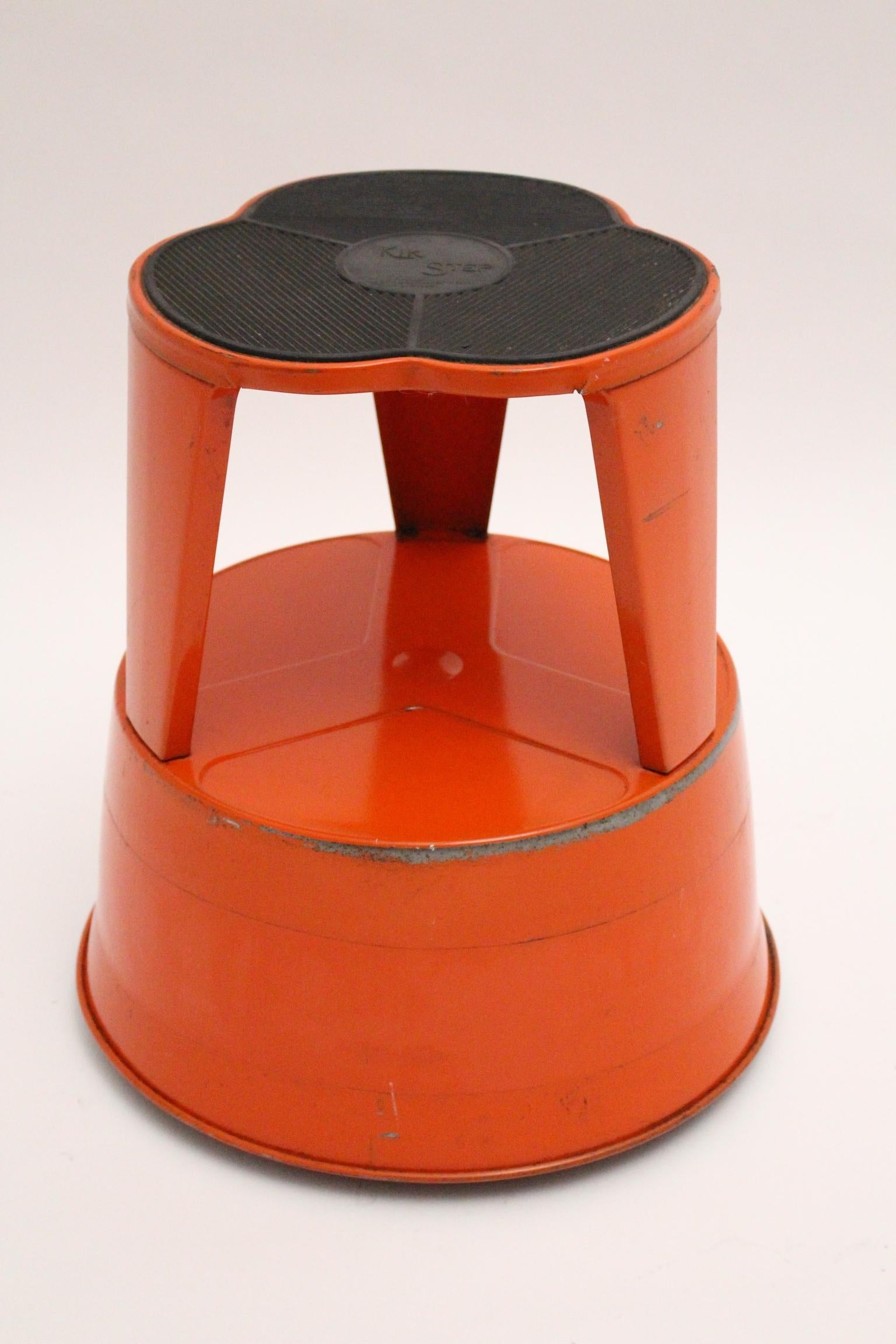 Great iconic furniture red metal stool by Marc Adnet - Blanc - Mesnil France, 1970s. It is labeled underneath.
The vintage metal stool shows wheels for an easy moving and is fixed on the ground when you step on. Further the surface of the upper