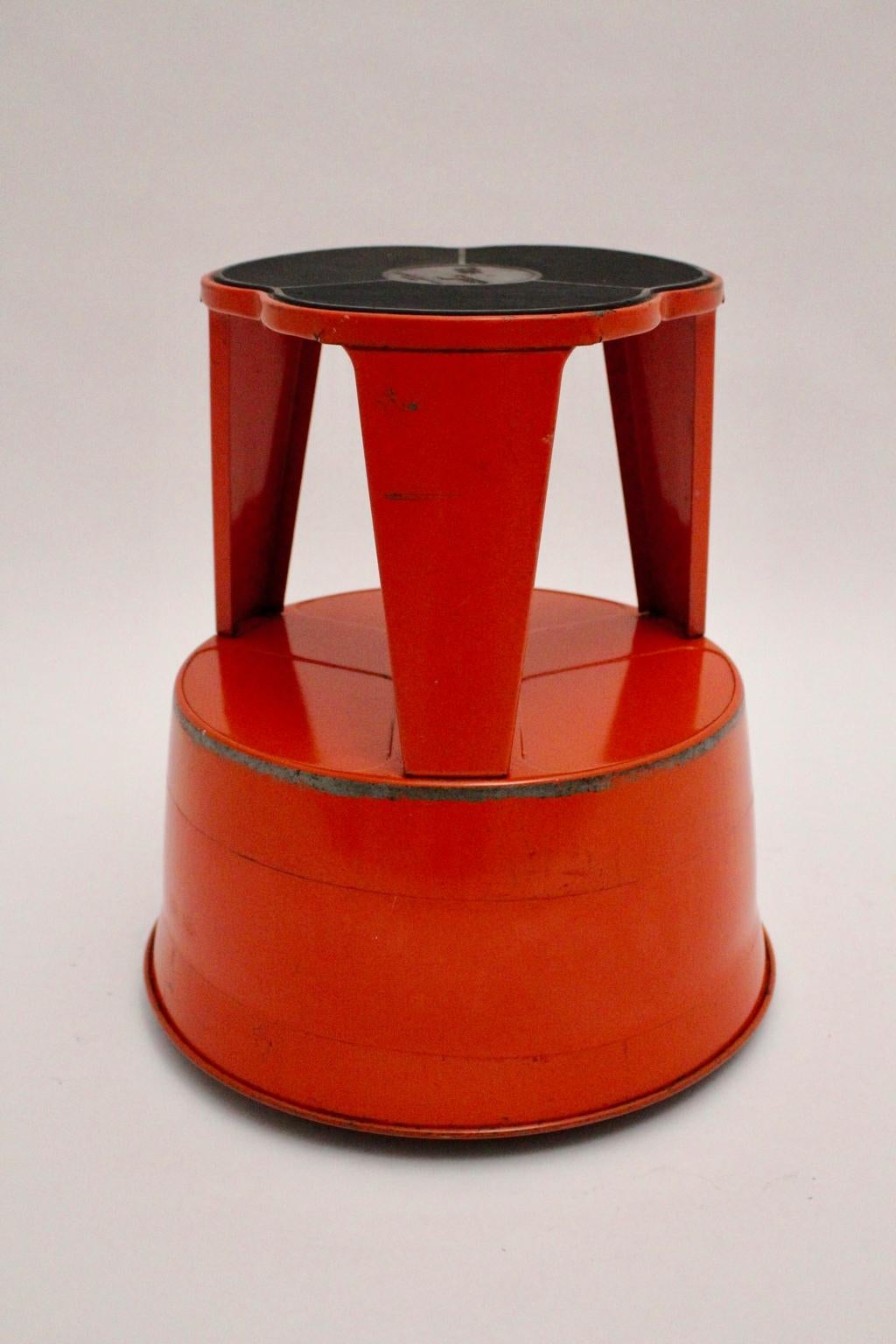 Kiken-Stephocker aus rotem Metall von Marc Adnet, Blanc, Mesnil, Frankreich, 1970er Jahre (Moderne der Mitte des Jahrhunderts) im Angebot