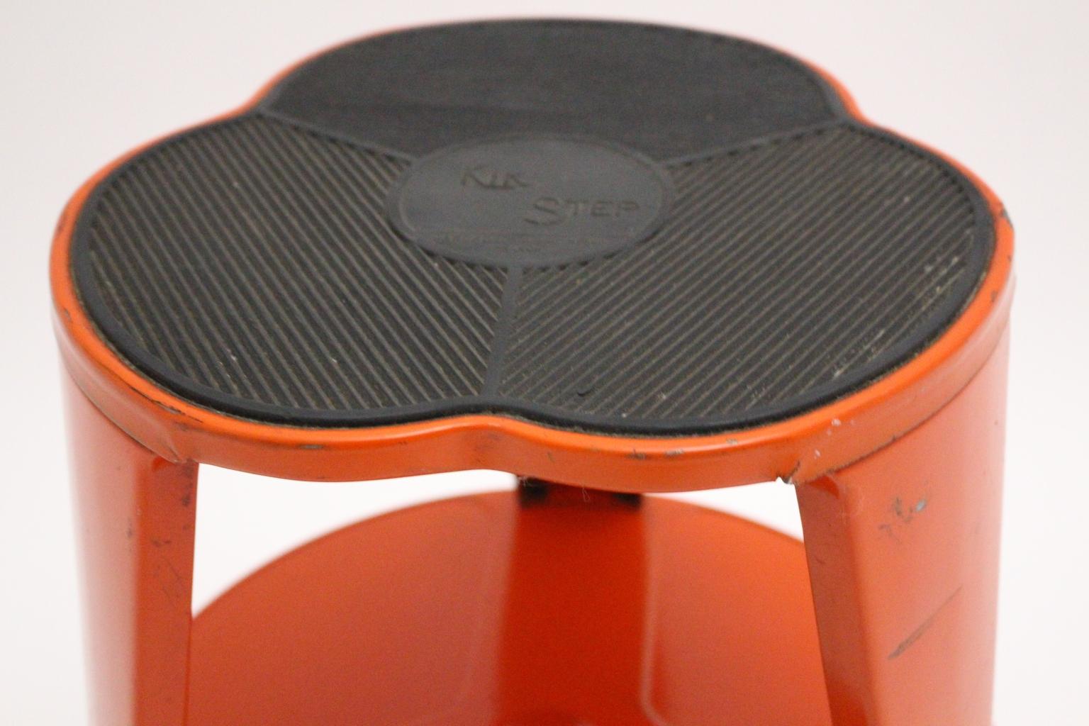 Vintage Red Metal Kik Step Stool by Marc Adnet, Blanc, Mesnil, France, 1970s In Fair Condition For Sale In Vienna, AT