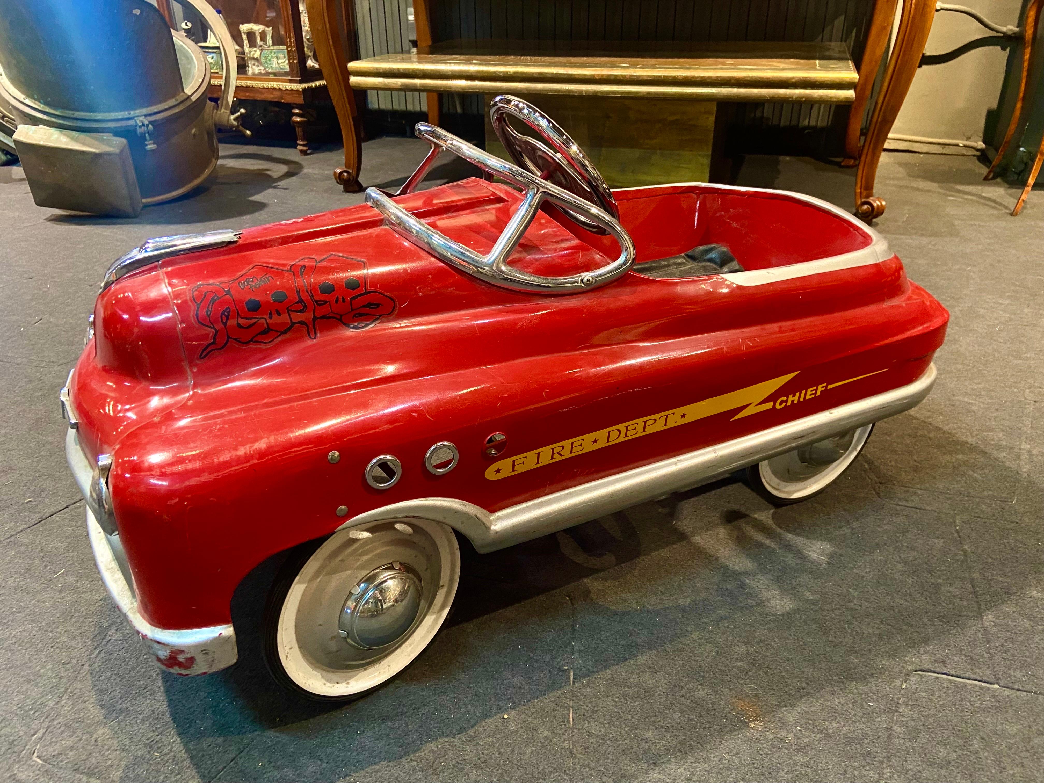 Large sized vintage pedal fire department car in red metal. Very good condition with some traces of use and age.
France, circa 1970.
 