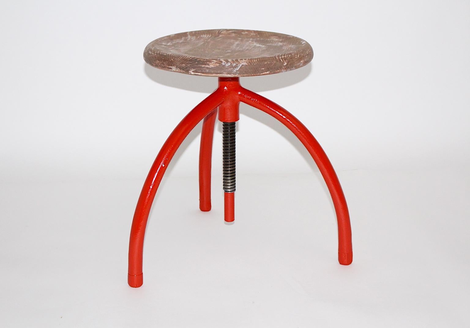 Ein roter Metall-Drehhocker, entworfen von Margarete Schuette-Lihotzky, 1920er Jahre.
Margarete Schuette-Lihotzky, (1897-2000).
Margarete Schuette-Lihotzky war eine der ersten Architektinnen und studierte bei Oskar Strnad und Heinrich Tessenow an