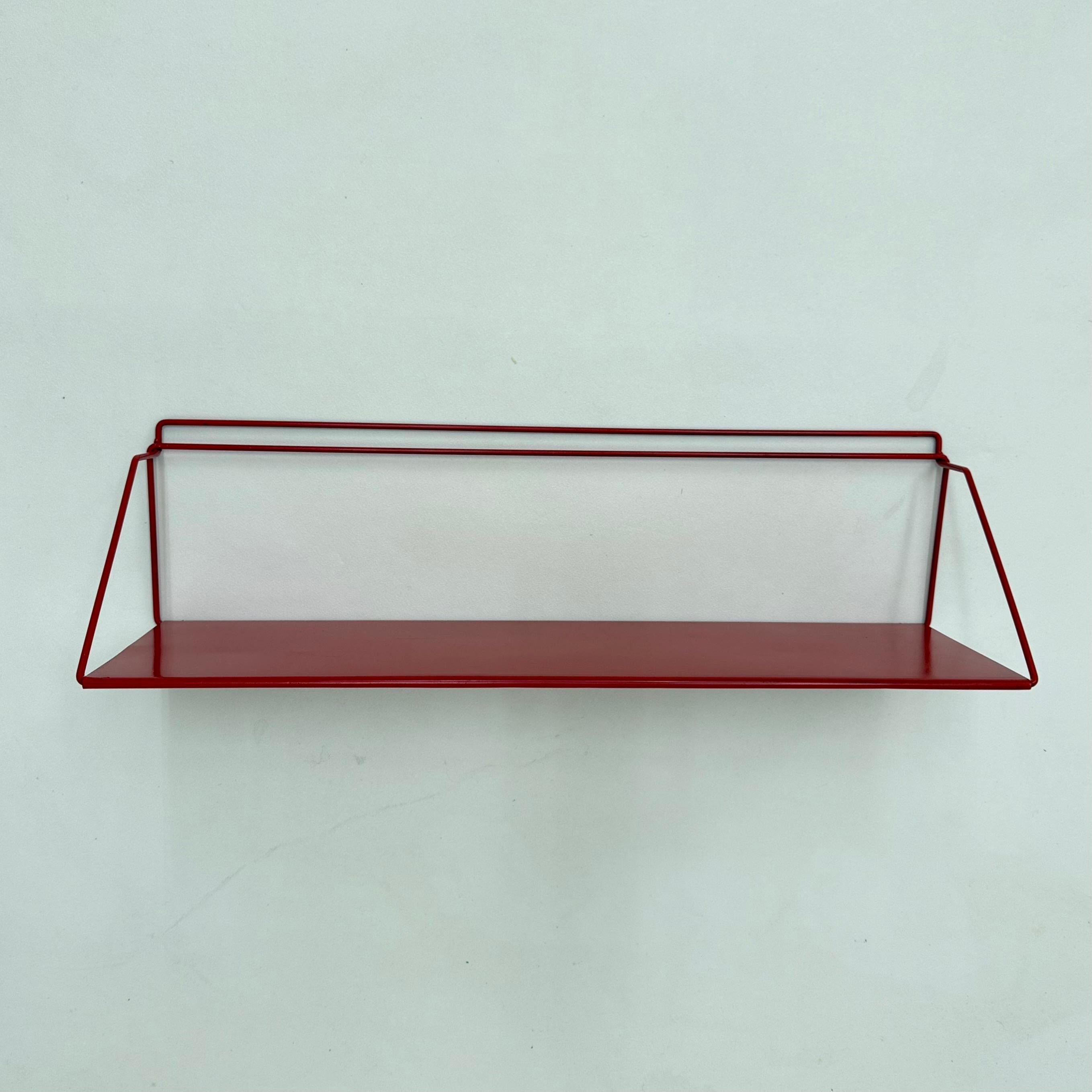 Vintage red metal wall unit book shelf , 1970s In Good Condition In Delft, NL