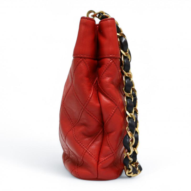 Special CHANEL Vintage red mini bag

Condition: very good
Made in France
Material: lambskin leather
Interior: smooth leather
Color: red, navy blue
Dimensions: 21 ×16 × 5 cm
Handles (x2): 106 cm
Hologram: 08...
Authenticity card: no
Year: