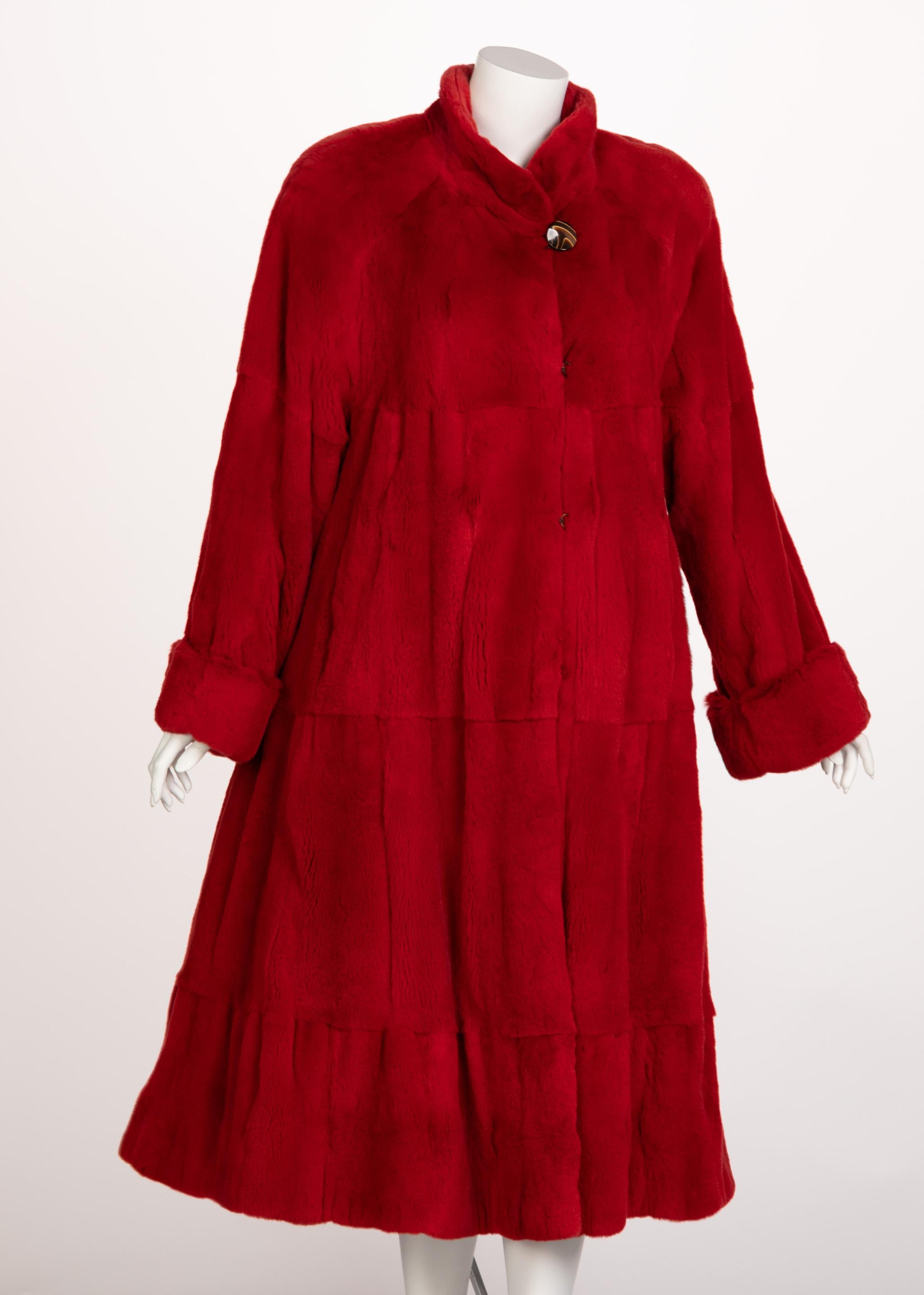 Le vison est depuis longtemps associé au luxe et au statut. Fourrure luxuriante et lustrée, les Coates de vison constituent depuis de nombreuses années un trésor attachant pour le style hivernal. Ce manteau en vison rouge vif, probablement des