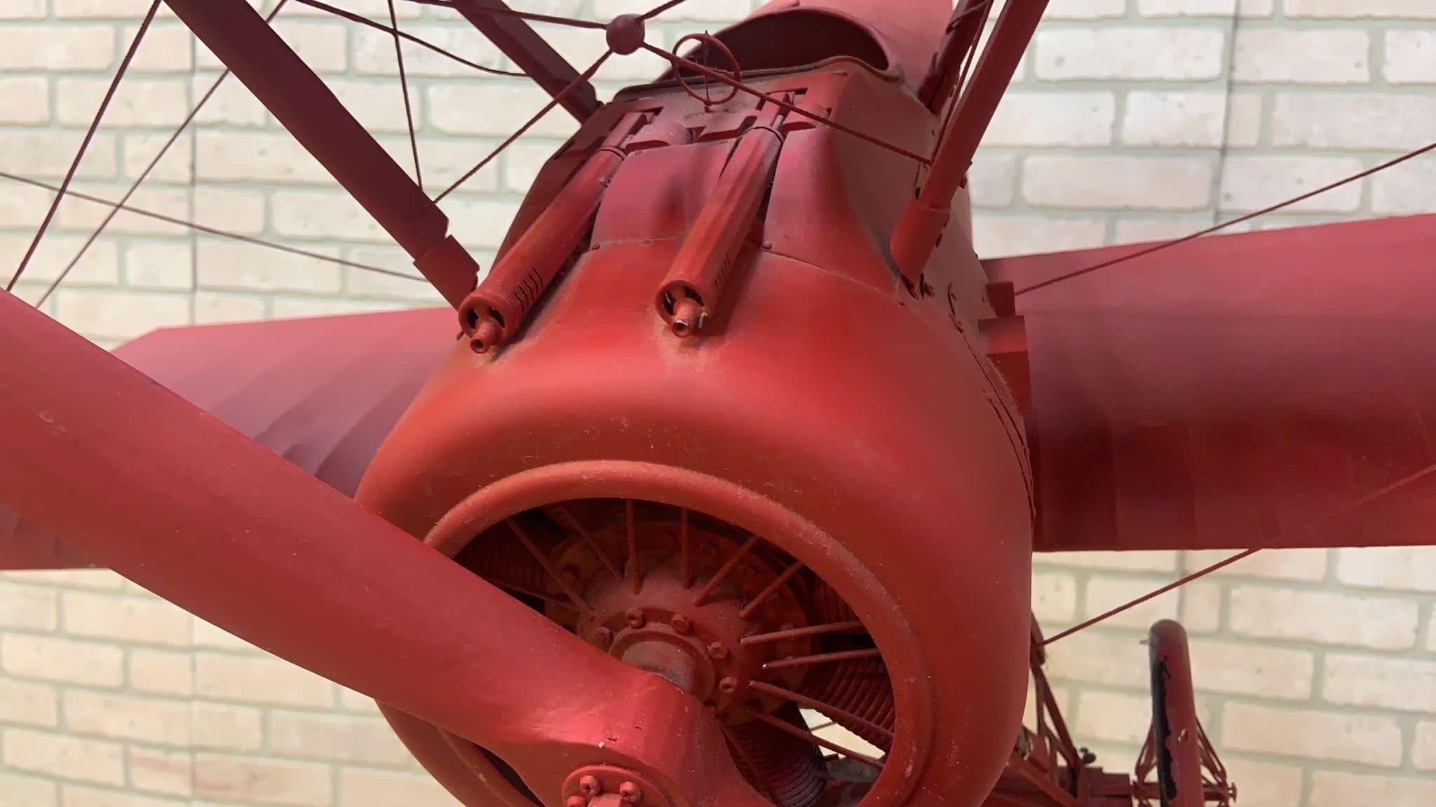 Modèle d'avion rouge vintage en vente 6