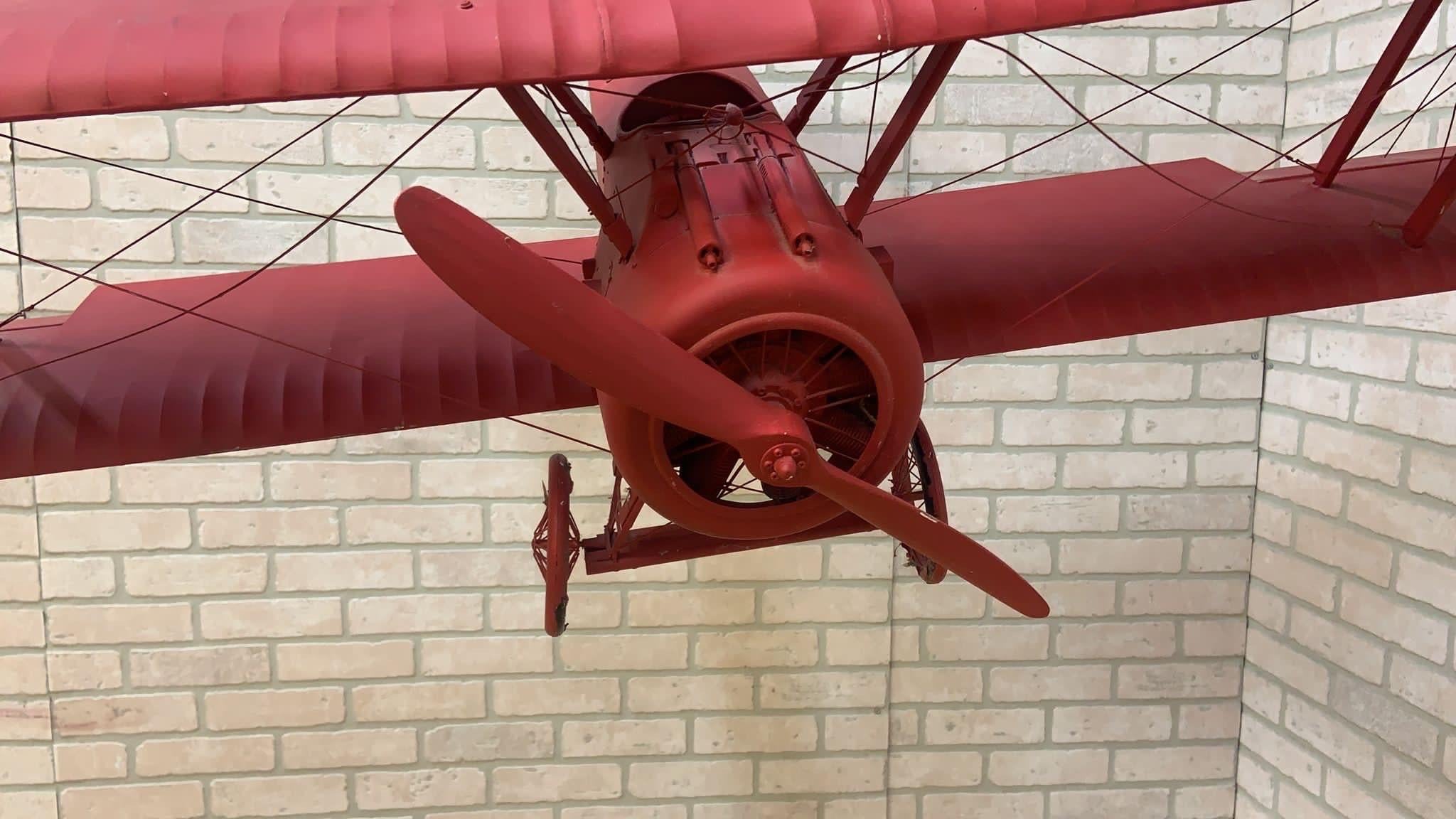 Modèle d'avion rouge vintage en vente 7