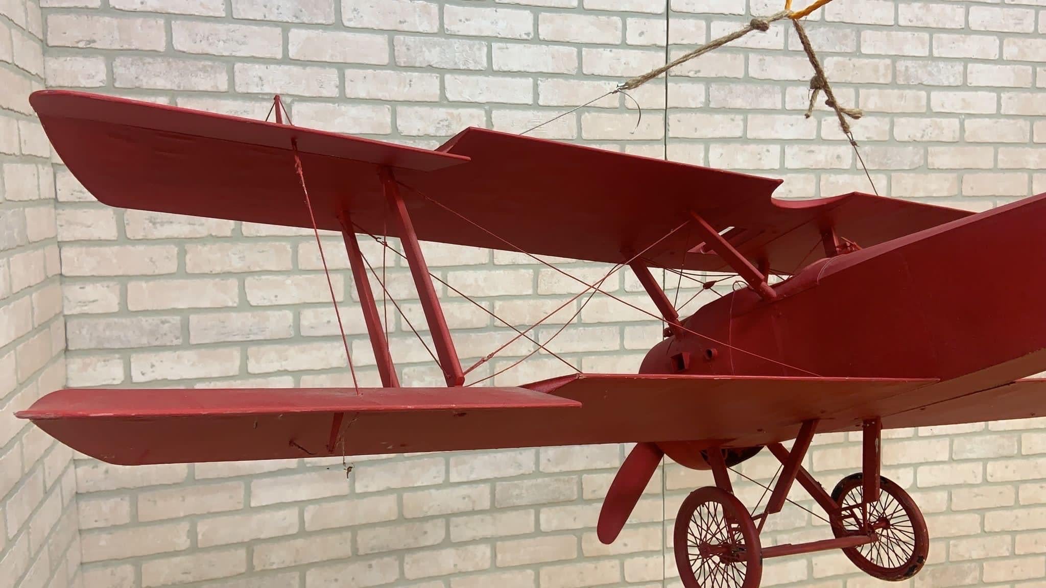 Modèle d'avion rouge vintage en vente 8