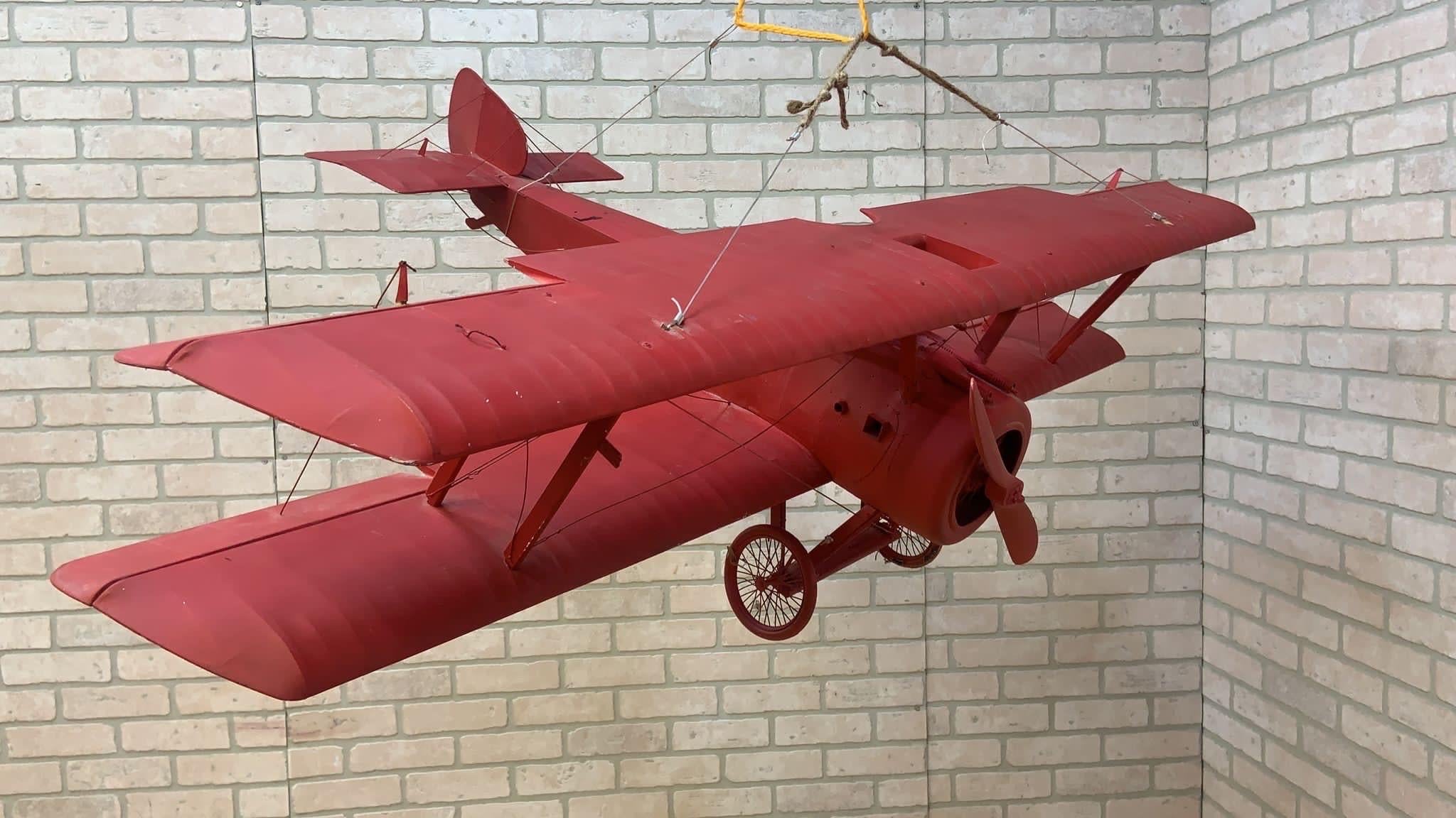 Modèle d'avion rouge vintage en vente 9