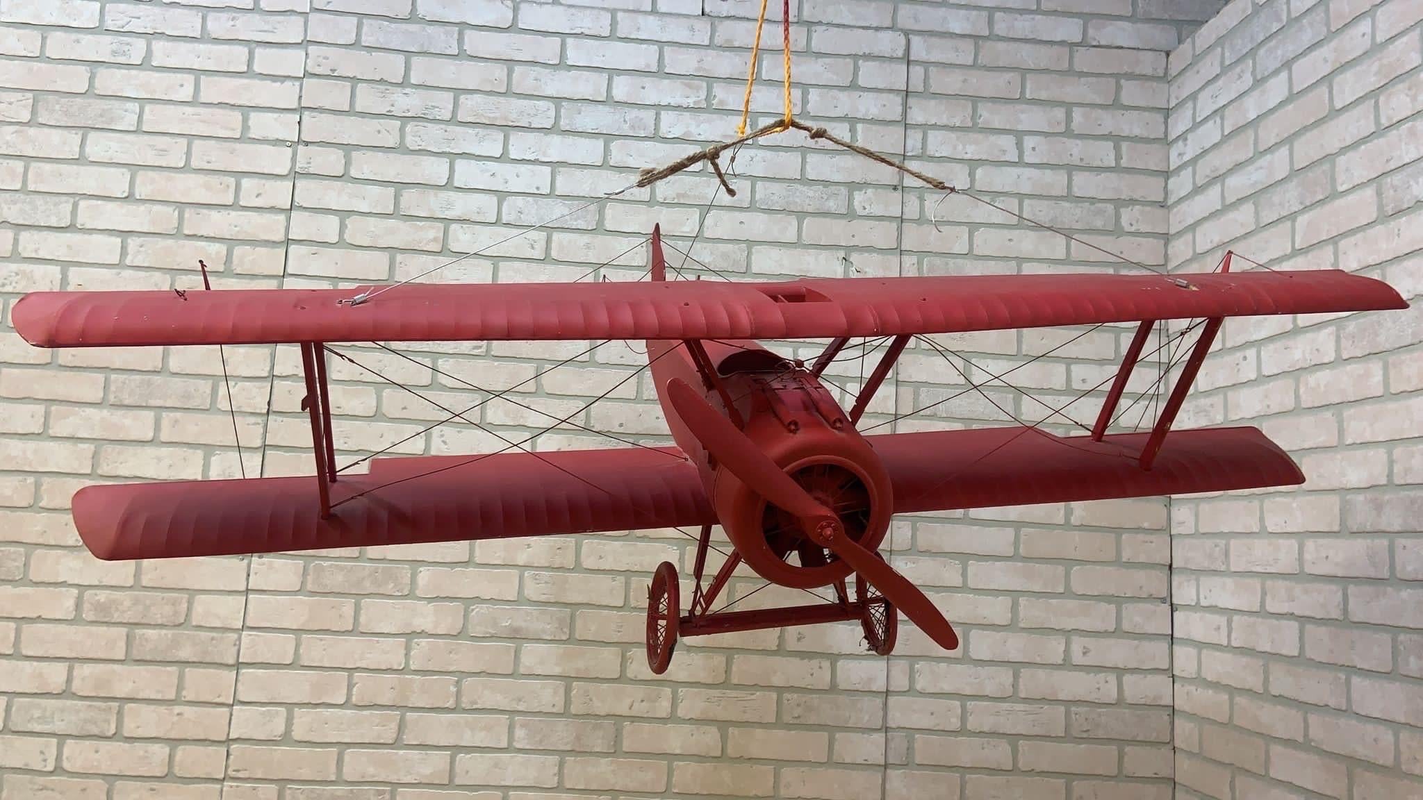 Modèle d'avion rouge vintage en vente 10