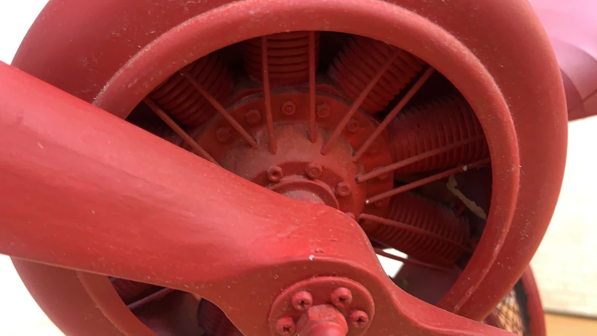 Modèle d'avion rouge vintage en vente 11