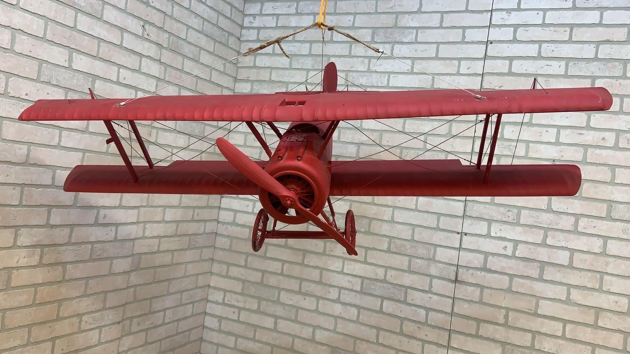 Métal Modèle d'avion rouge vintage en vente