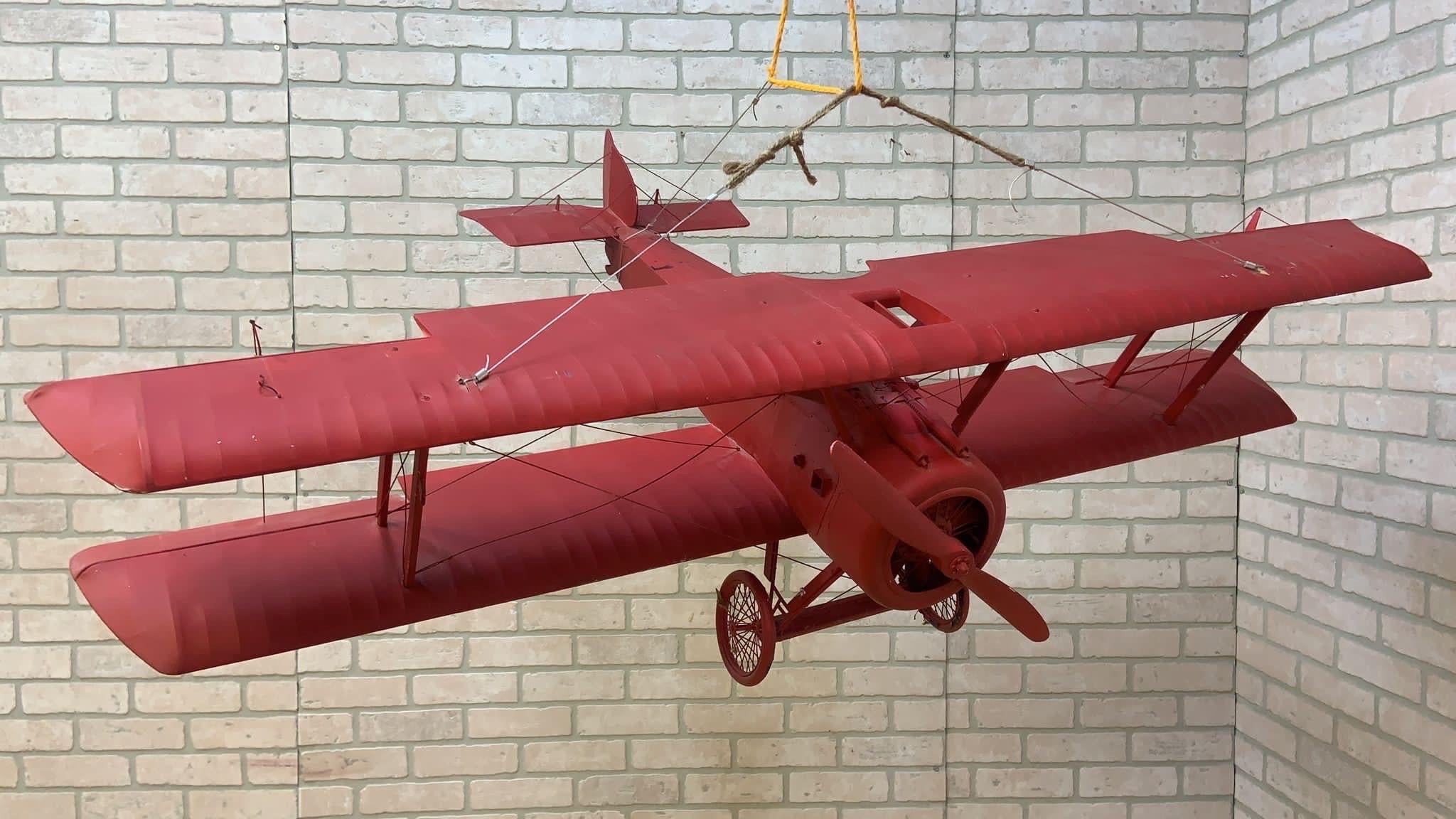 Modèle d'avion rouge vintage en vente 1