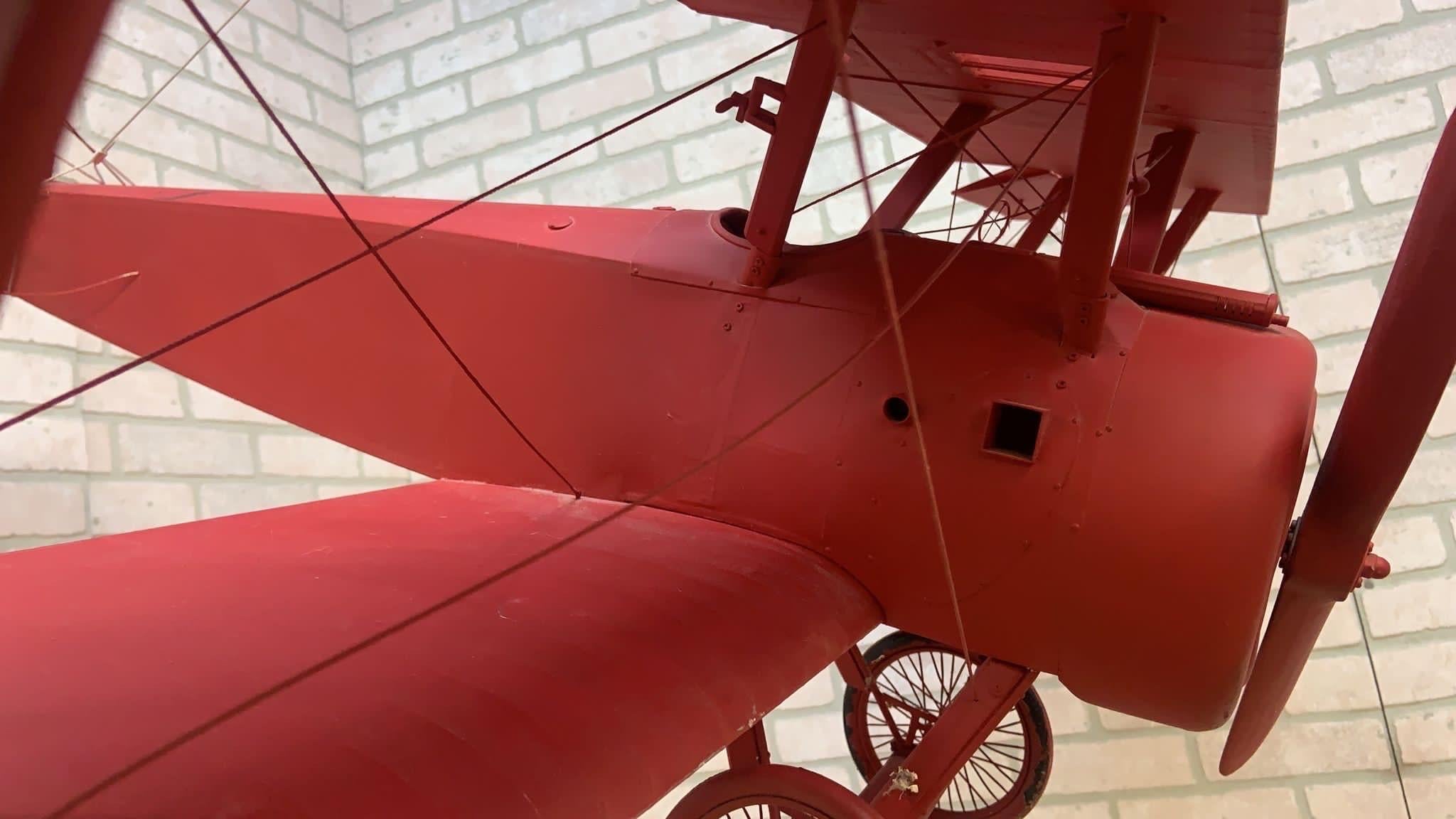 Modèle d'avion rouge vintage en vente 2