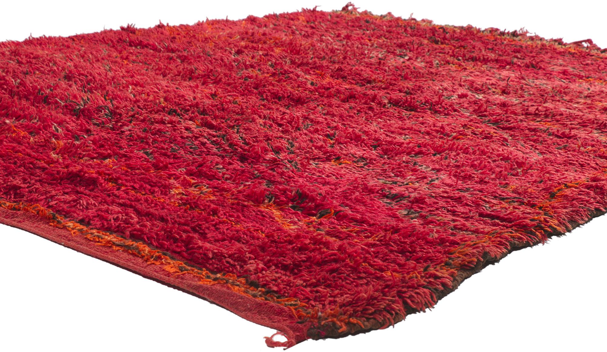 21278 Roter marokkanischer Beni M'Guild-Teppich im Vintage-Stil, 06'01 x 08'03. Dieser handgeknüpfte marokkanische Teppich aus Wolle im Vintage-Stil von Beni M'Guild besticht durch seine Schlichtheit, seinen weichen Flor und seinen Tribal-Stil. Das