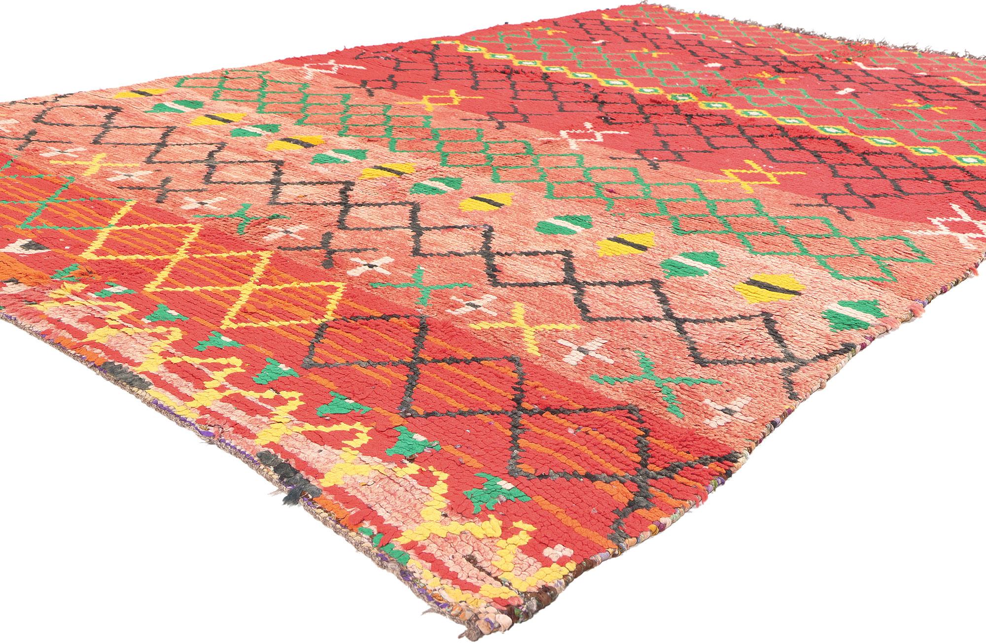 20296 Tapis Marocain Vintage Boucherouite, 05'05 X 09'00. 
Embarquez pour un voyage nomade entrelacé d'enchantement tribal en vous plongeant dans l'allure de ce tapis de chiffon Boucherouite marocain vintage. Laissez sa teinte rouge ardente servir