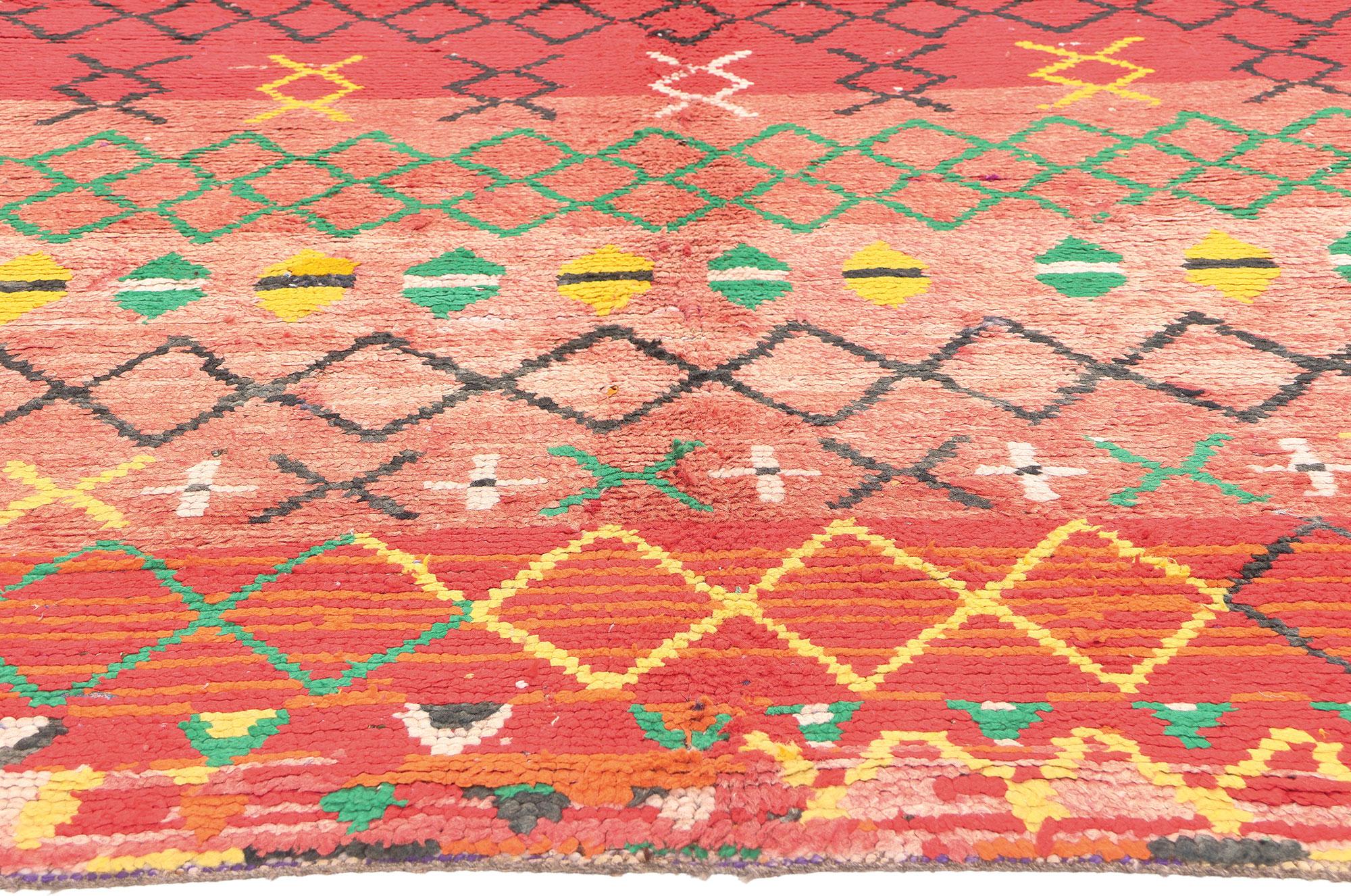 Marocain Tapis Rag marocain rouge, enchantement tribal et style Boho Chic audacieux en vente