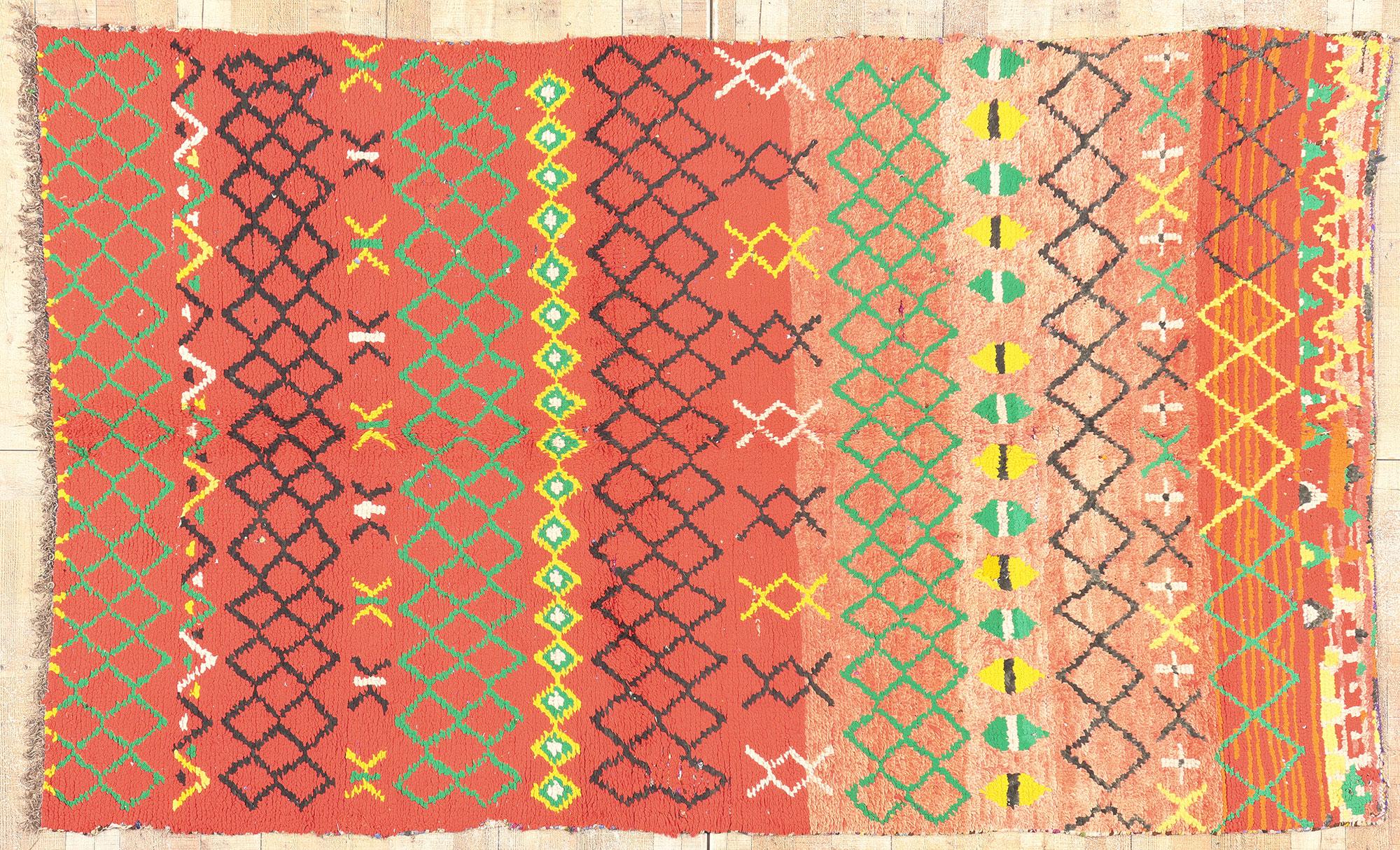 Tapis Rag marocain rouge, enchantement tribal et style Boho Chic audacieux en vente 1