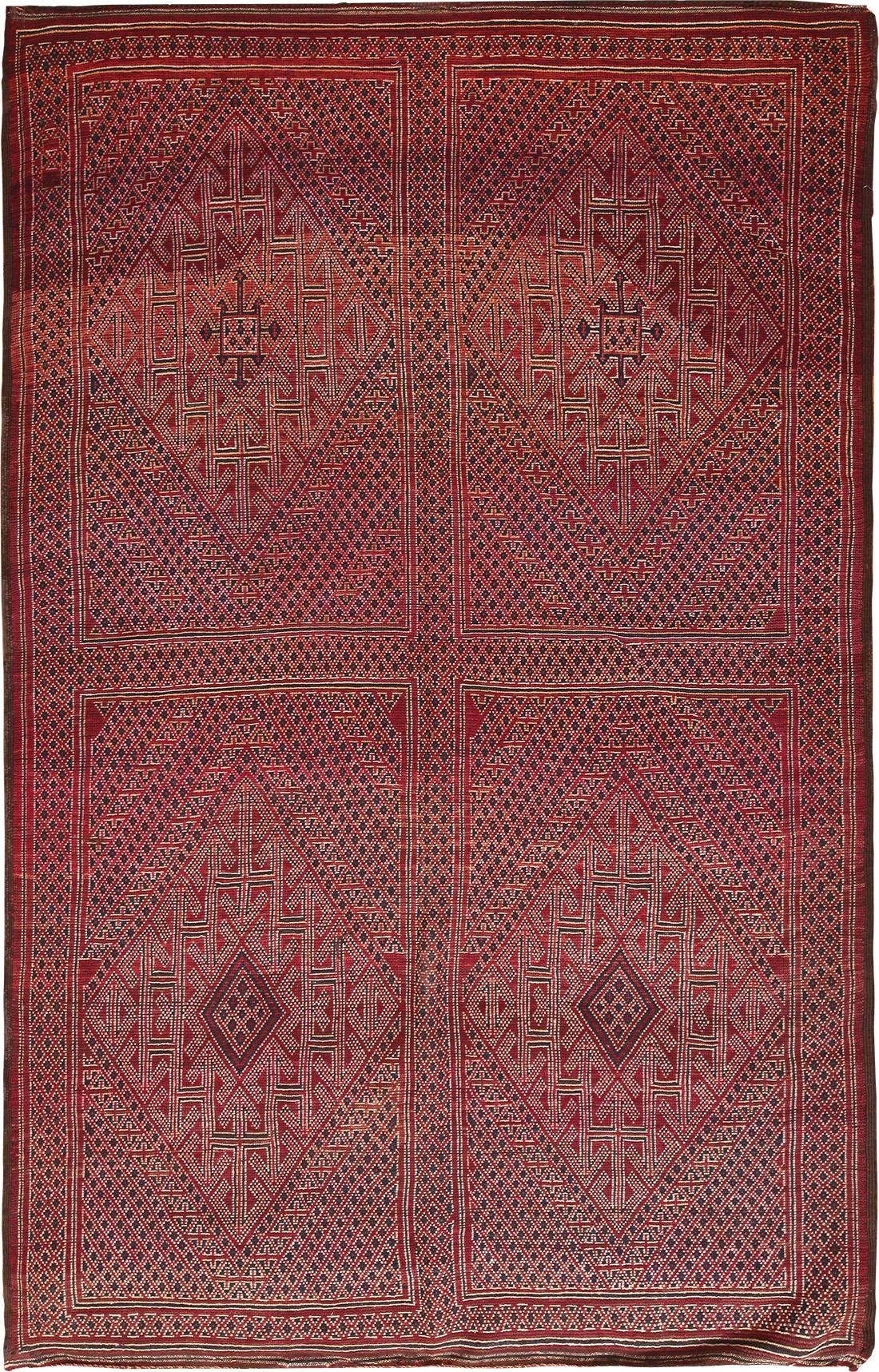 Magnifique tapis marocain rouge vintage, pays d'origine : Maroc, date vers le milieu du 20ème siècle. Dimensions : 1,7 m x 3,3 m (5 ft 7 in x 10 ft 10 in).