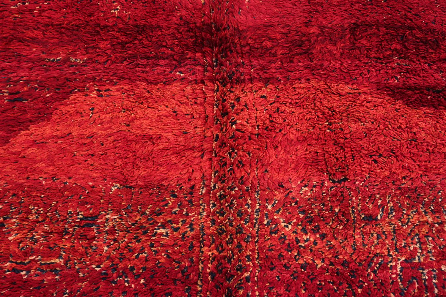 Noué à la main Tapis marocain rouge vintage. 5 pieds 7 po. x 10 pieds 10 po. en vente