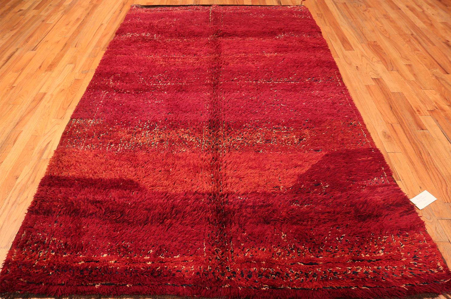 Laine Tapis marocain rouge vintage. 5 pieds 7 po. x 10 pieds 10 po. en vente