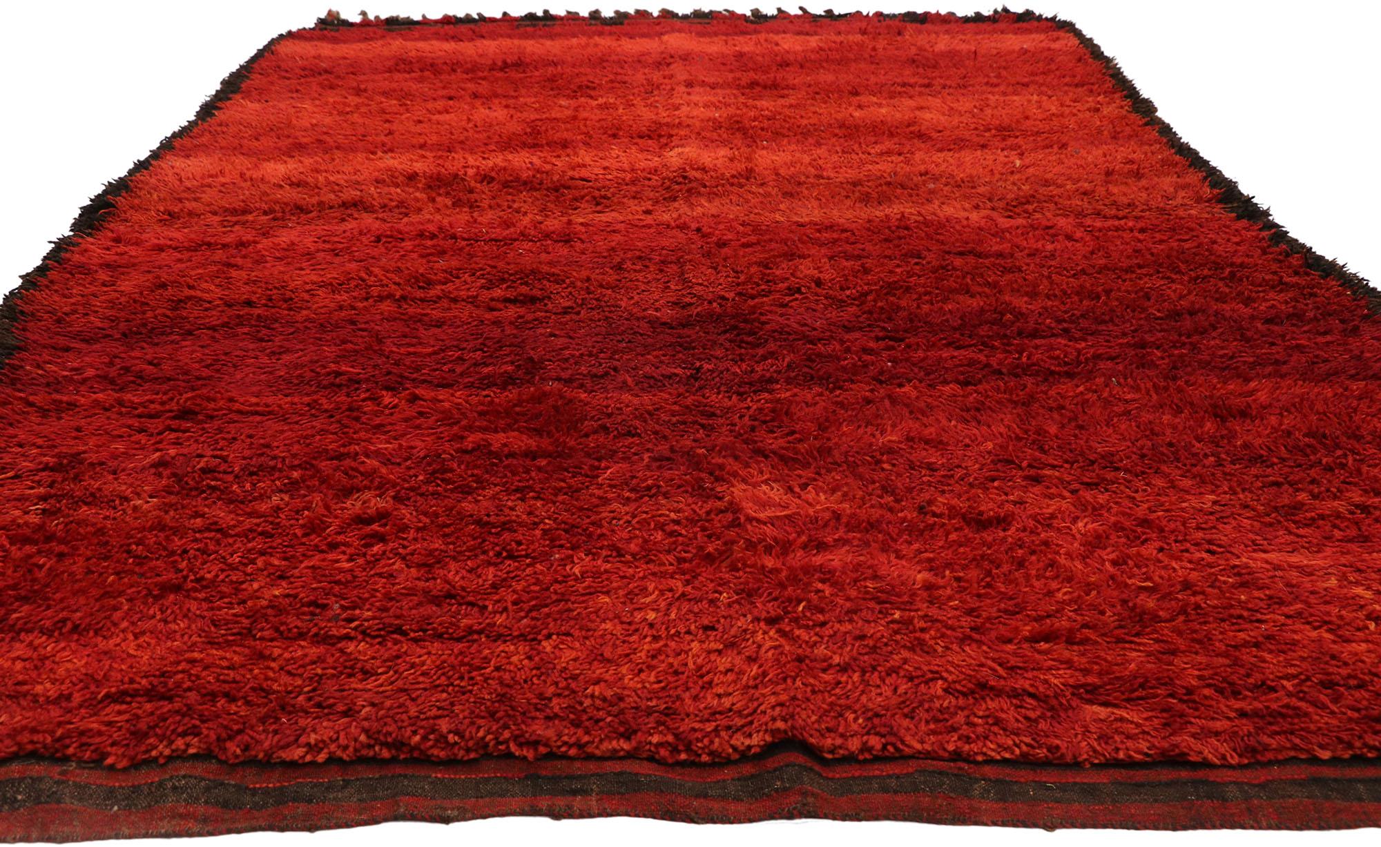 Moderno Tappeto marocchino rosso vintage, tappeto shag berbero in stile retrò moderno in vendita