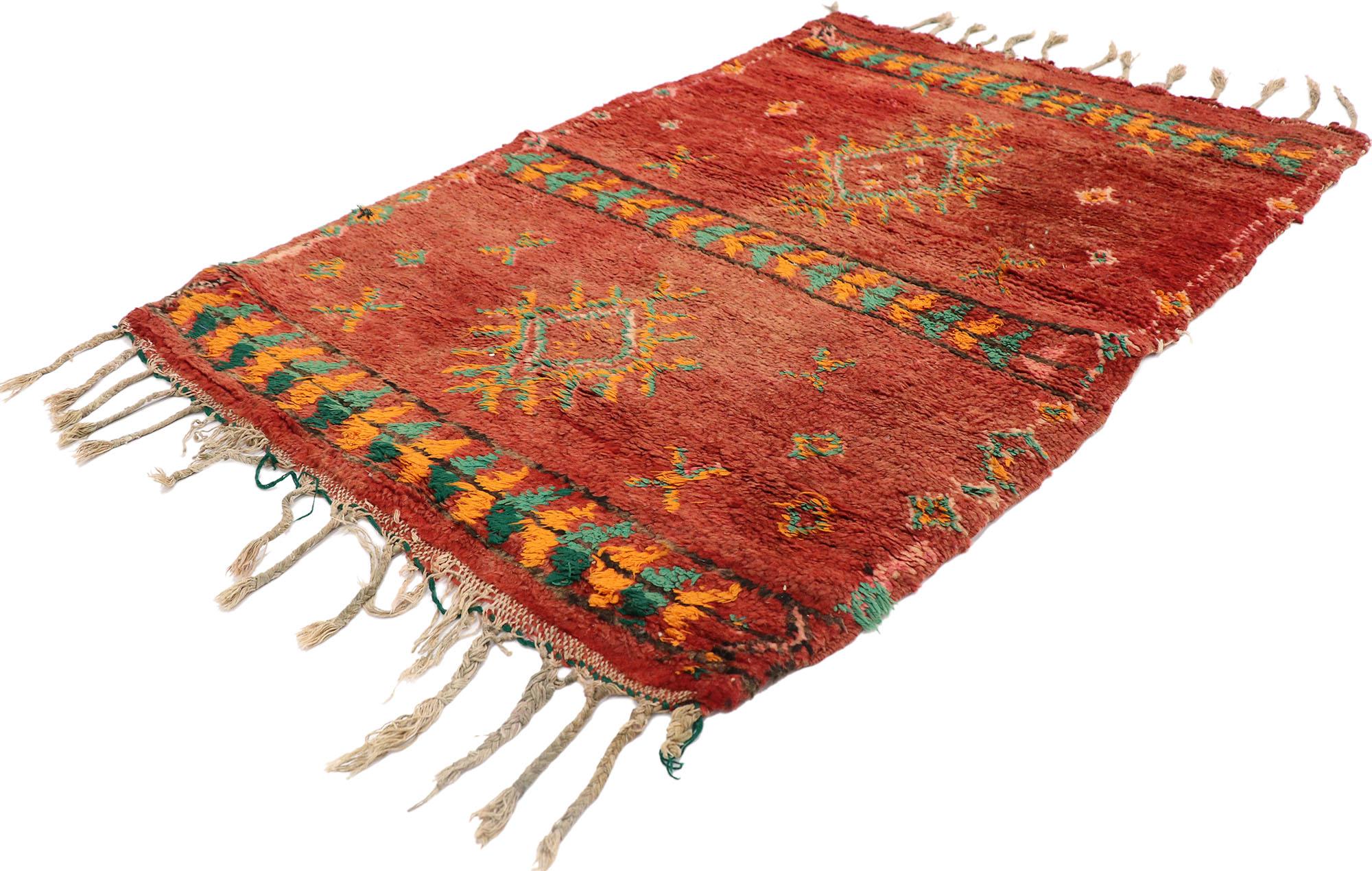 21533 Marokkanischer Teppich Vintage Red Boujad, 02'09 x 04'00. Tauchen Sie ein in den lebendigen Geist der Boujad-Teppiche, die aus der pulsierenden Stadt Boujad in der Region Khouribga stammen. Diese Teppiche werden von den Berberstämmen,