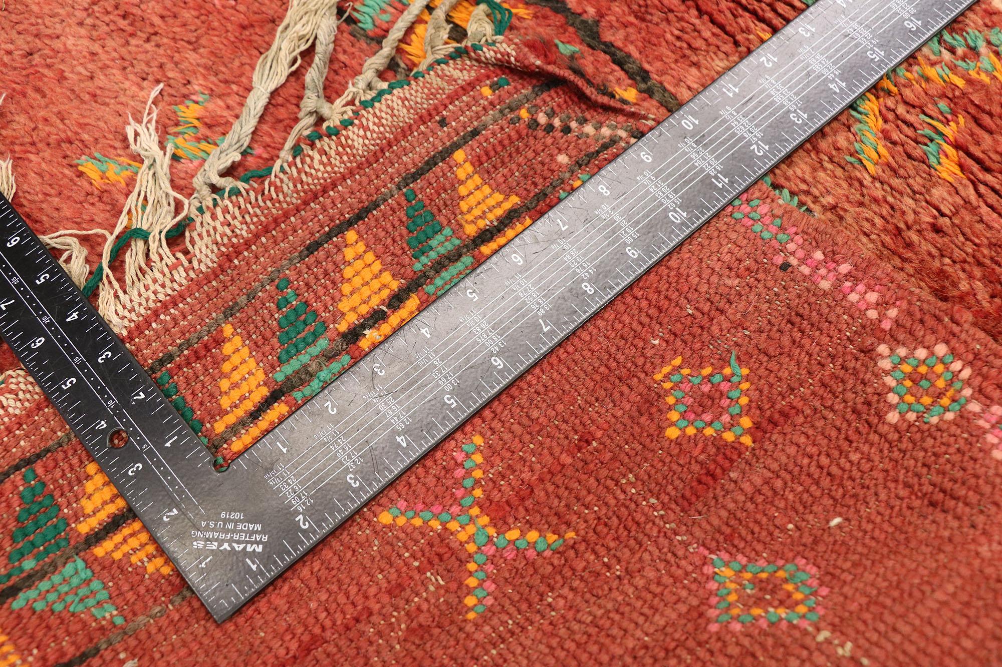 Marokkanischer roter Boujad-Teppich im Vintage-Stil, Stammeskunst-Enchantment Meets Southwest Boho Chic im Zustand „Gut“ im Angebot in Dallas, TX