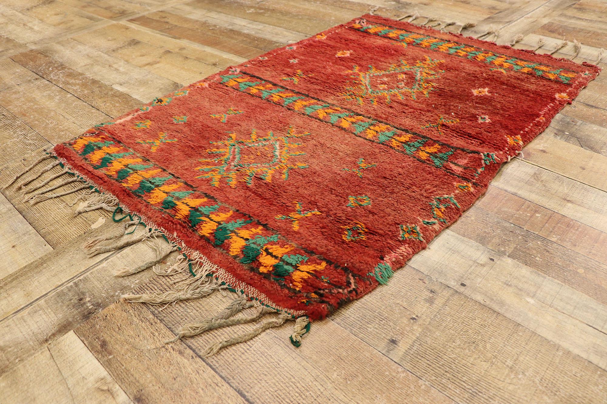Marokkanischer roter Boujad-Teppich im Vintage-Stil, Stammeskunst-Enchantment Meets Southwest Boho Chic (20. Jahrhundert) im Angebot