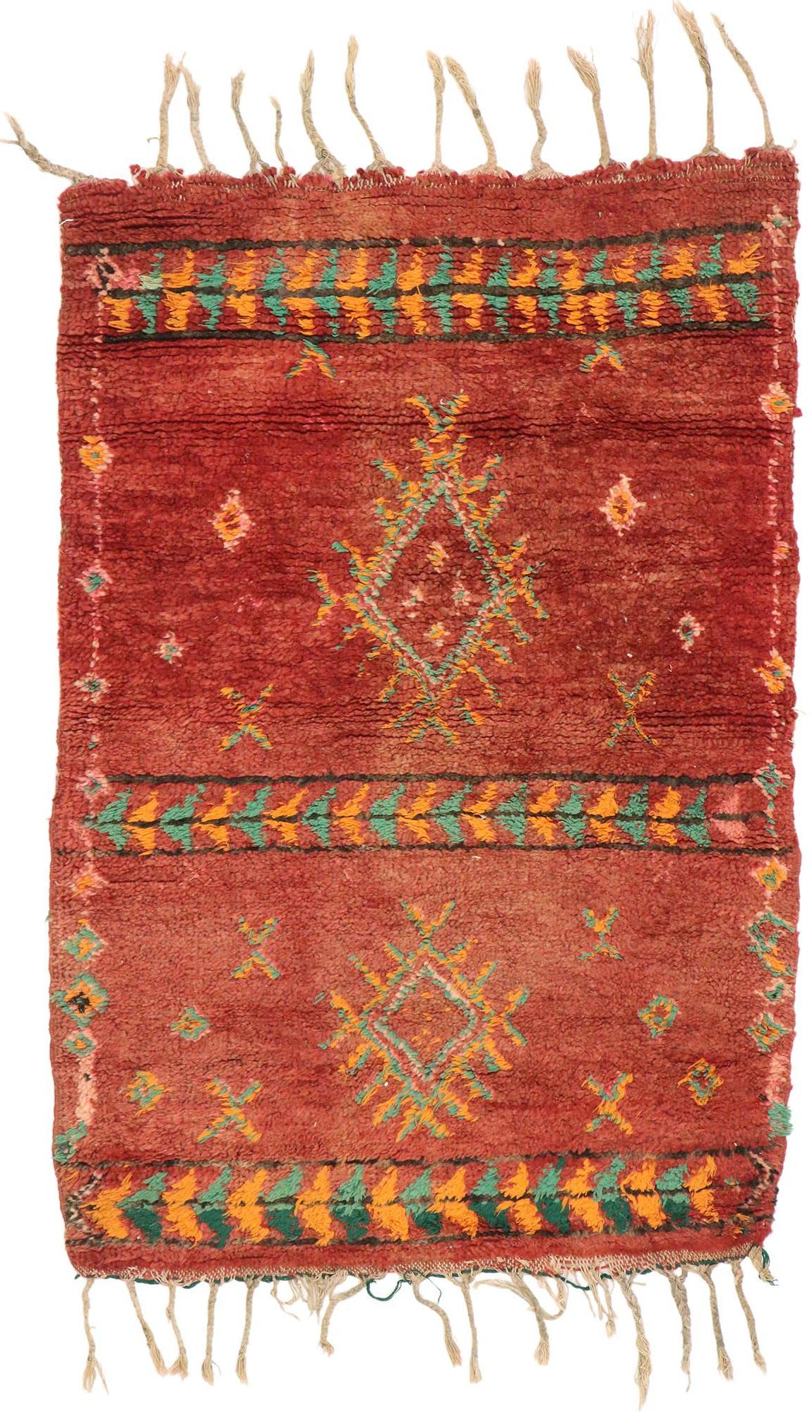 Tapis marocain rouge Boujad, enchantement tribal rencontre le Boho Chic du Sud-Ouest