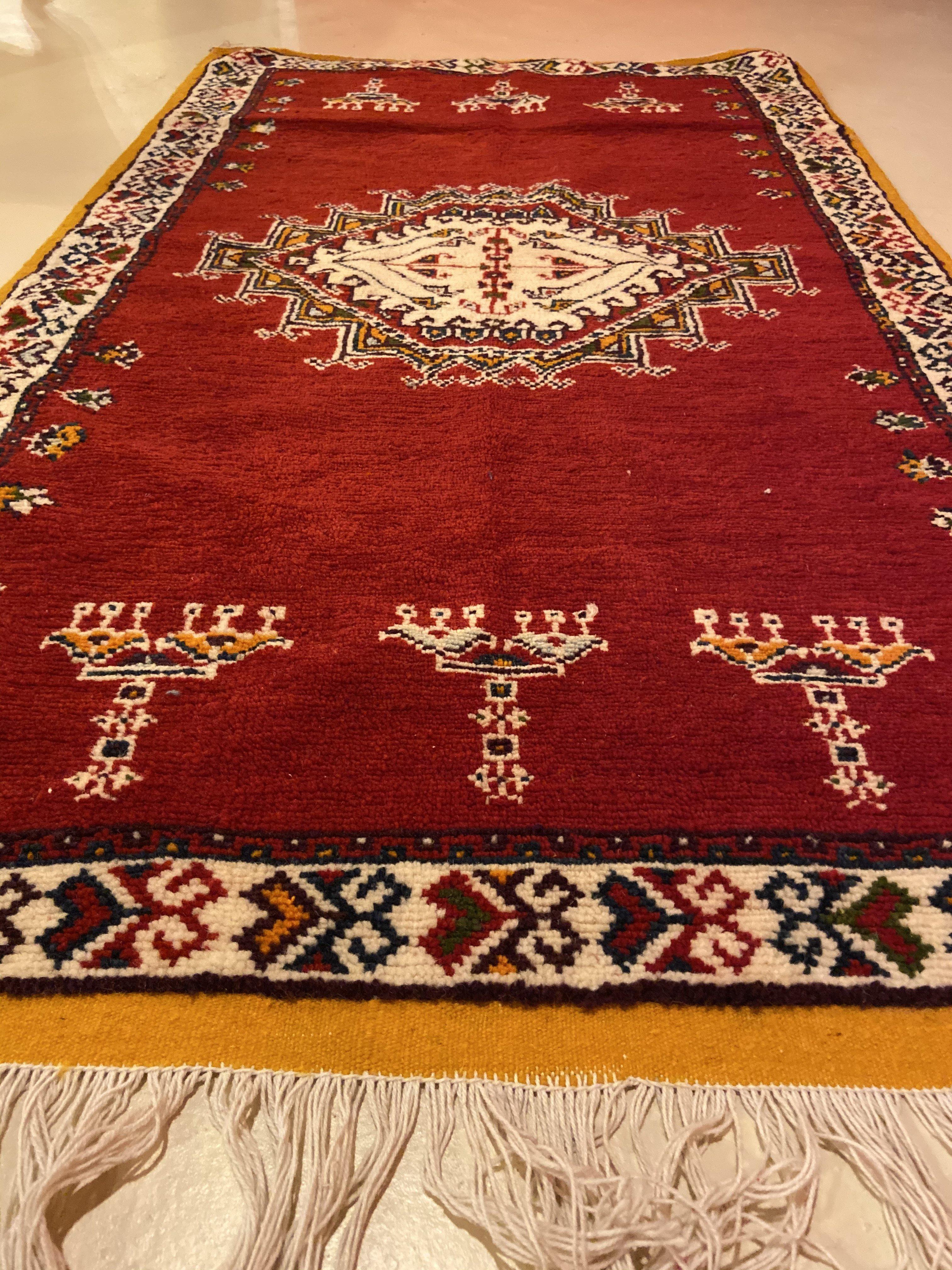 Alfombra o moqueta marroquí roja vintage hecha a mano con diseño abstracto y geométrico Morisco en venta