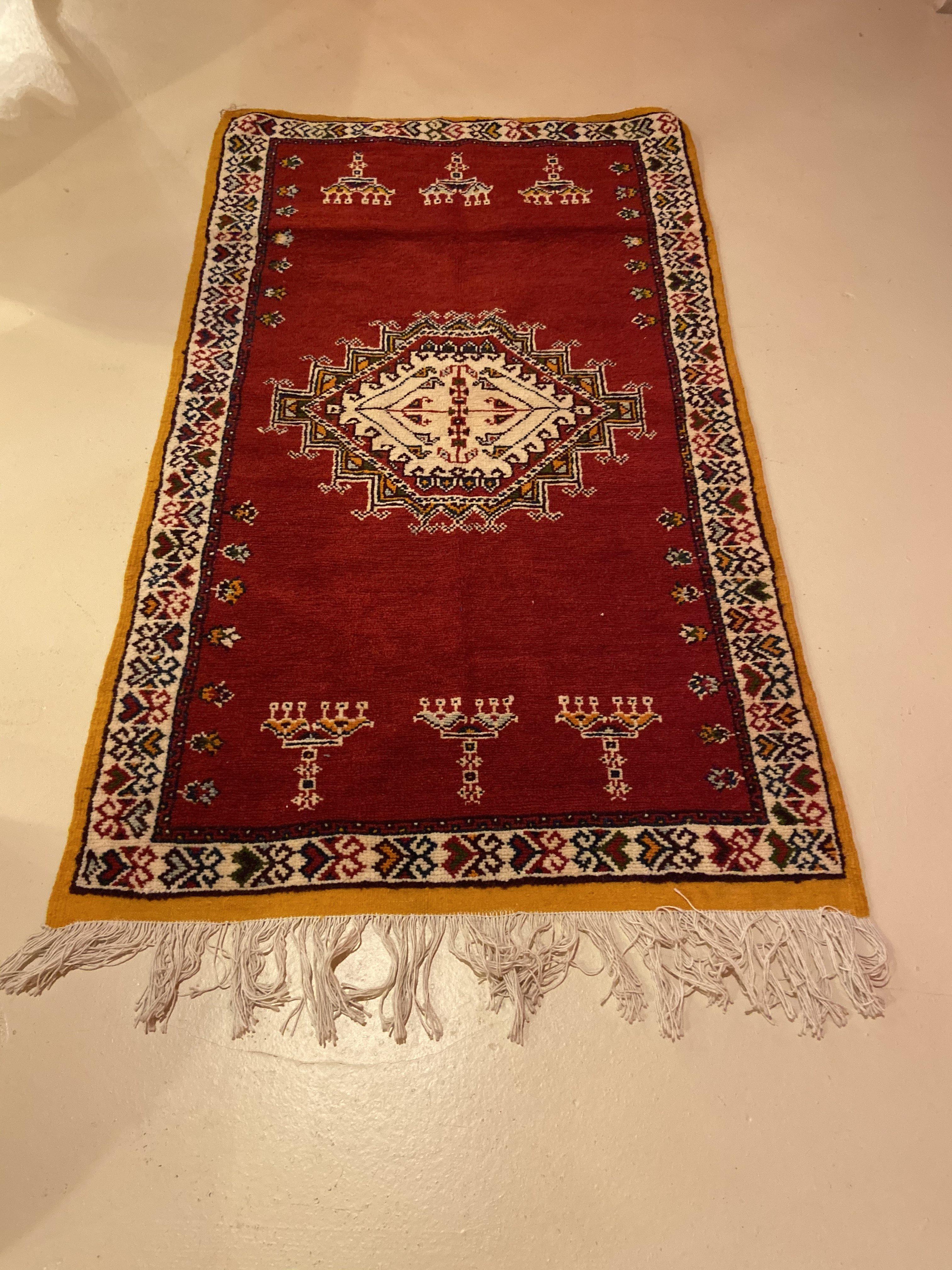 Alfombra o moqueta marroquí roja vintage hecha a mano con diseño abstracto y geométrico Marroquí en venta