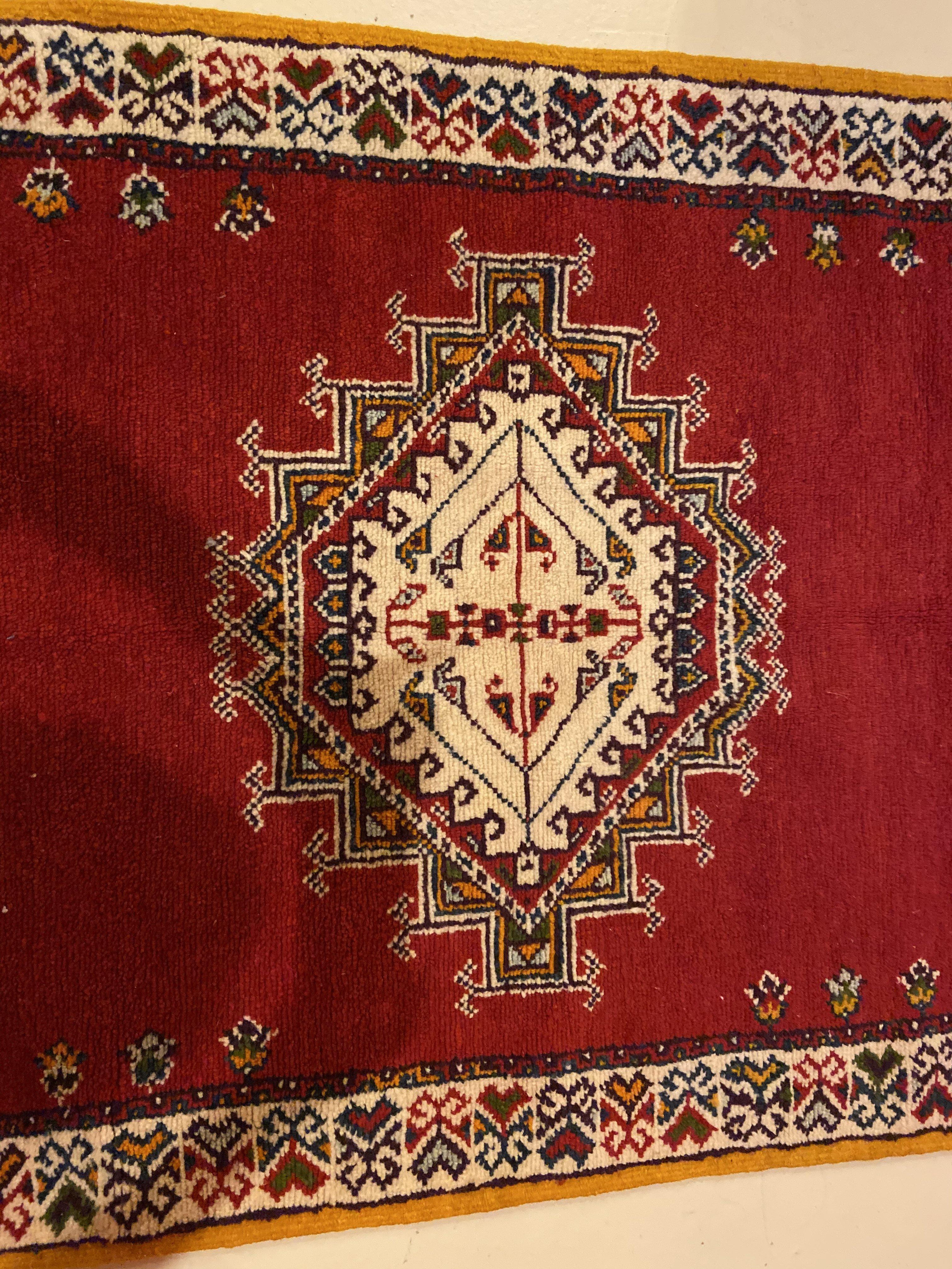 Alfombra o moqueta marroquí roja vintage hecha a mano con diseño abstracto y geométrico Tejido a mano en venta