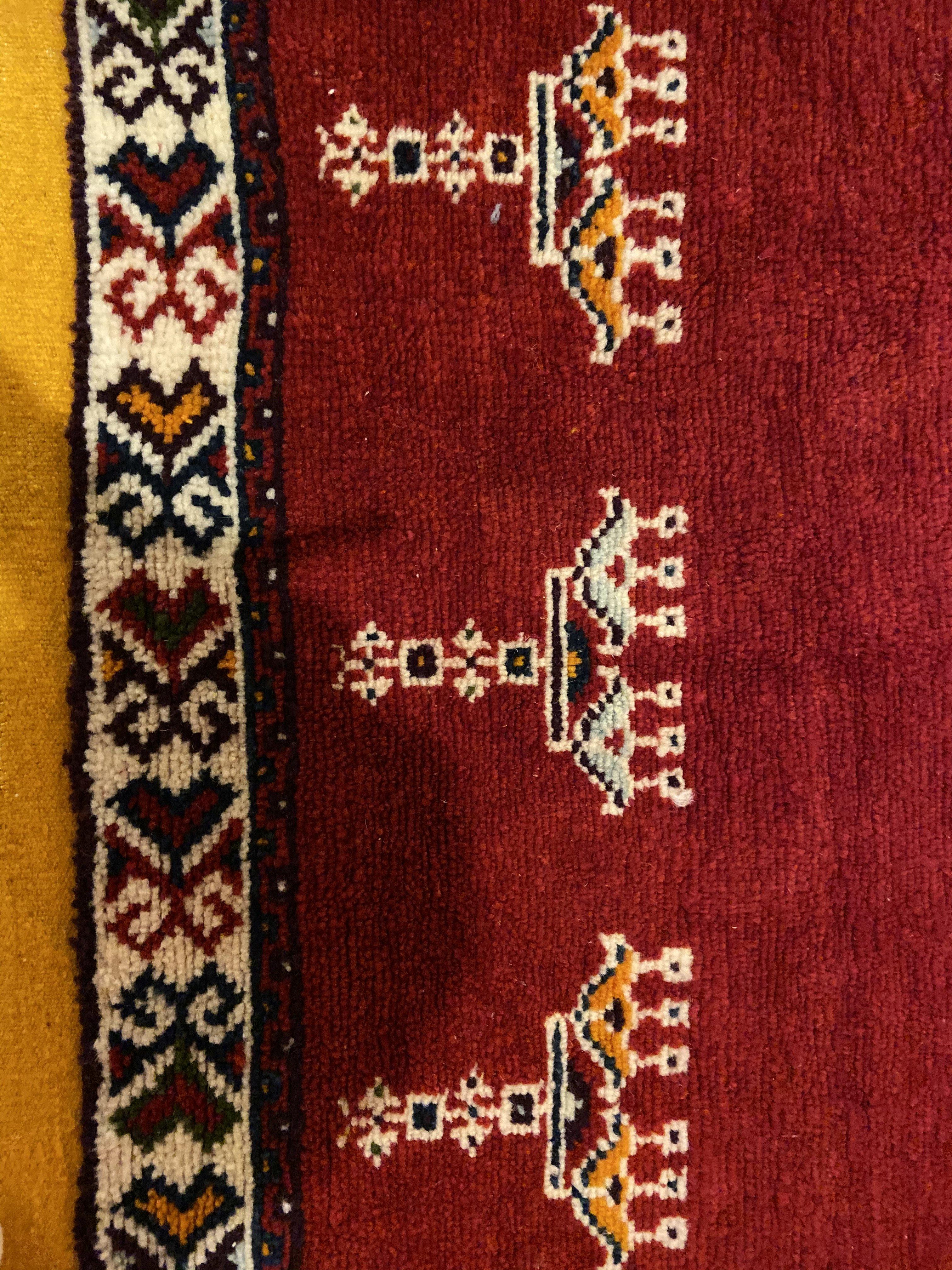 Alfombra o moqueta marroquí roja vintage hecha a mano con diseño abstracto y geométrico en Bueno estado para la venta en Plainview, NY