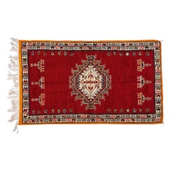 Tapis ou moquette marocain rouge vintage fait à la main avec un design abstrait et géométrique
