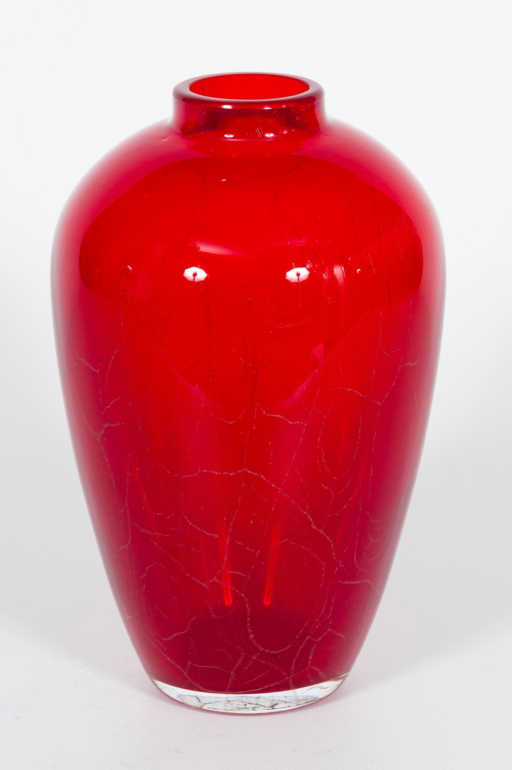 Vintage red murano glass vase with Sommerso gold attributed to Seguso 1950s.
This is an outstanding Italian design vase, characterized by a harmonious and delicate shape, an intense ruby red color, and submerged stripes of 24-carat gold. It is