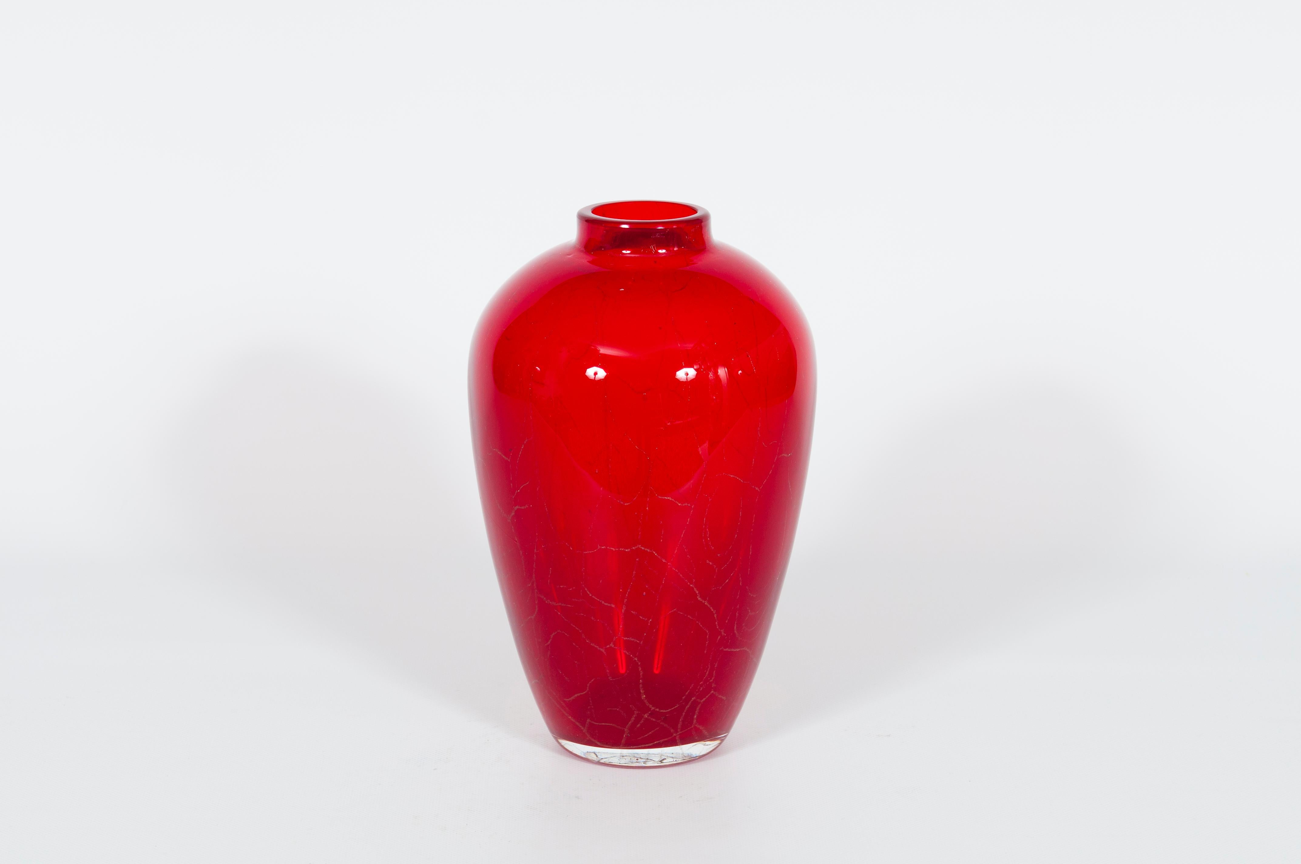 Mid-Century Modern Vase vintage en verre Murano Glass Sommerso rouge avec or attribué à Seguso, années 1950 en vente