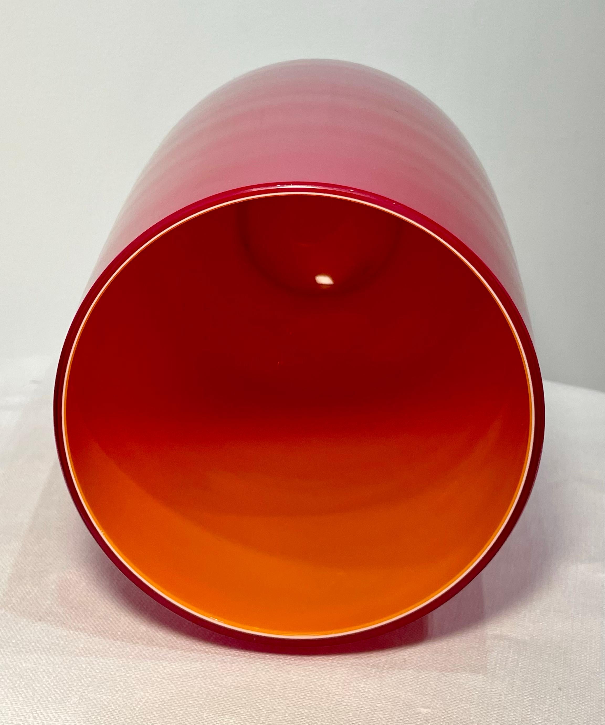 Fait main Vase de Murano rouge vintage avec doublure orange en vente