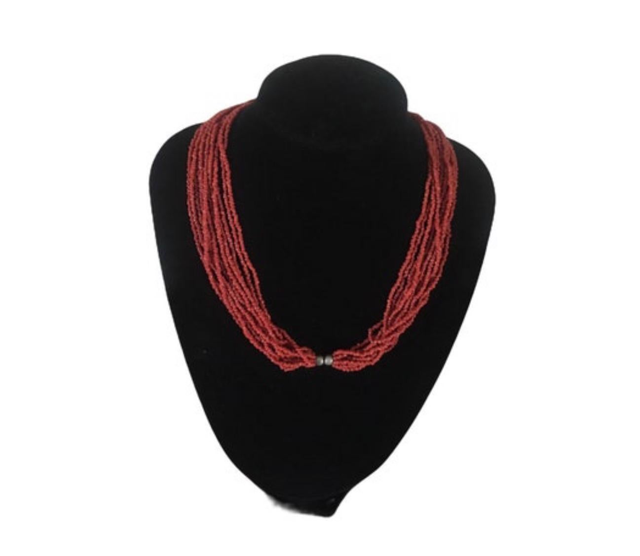 Vintage red natural coral multi strand bead necklace 
Art Deco style
In very good condition 
Tribal necklace 
Approx 60 cm long
12 stands
White metal beads and clasp (not silver )