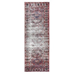 Handgeknüpfter Orientteppich aus reiner Wolle im roten Nordwesten Persiens im Used-Stil
