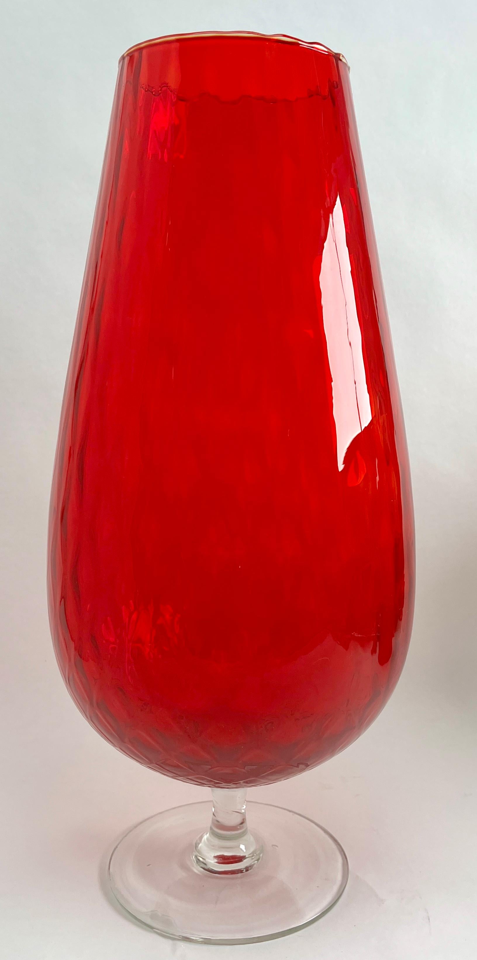 Vase en verre d'art italien opalescent Opaline di Florence (Empoli) de la fin des années 1950 ou du début des années 1960. 

Belle opale soufflée à la main et pied blanc appliqué à la main.
Mesures : 38 cm de haut, 18 cm de diamètre

La pièce est en
