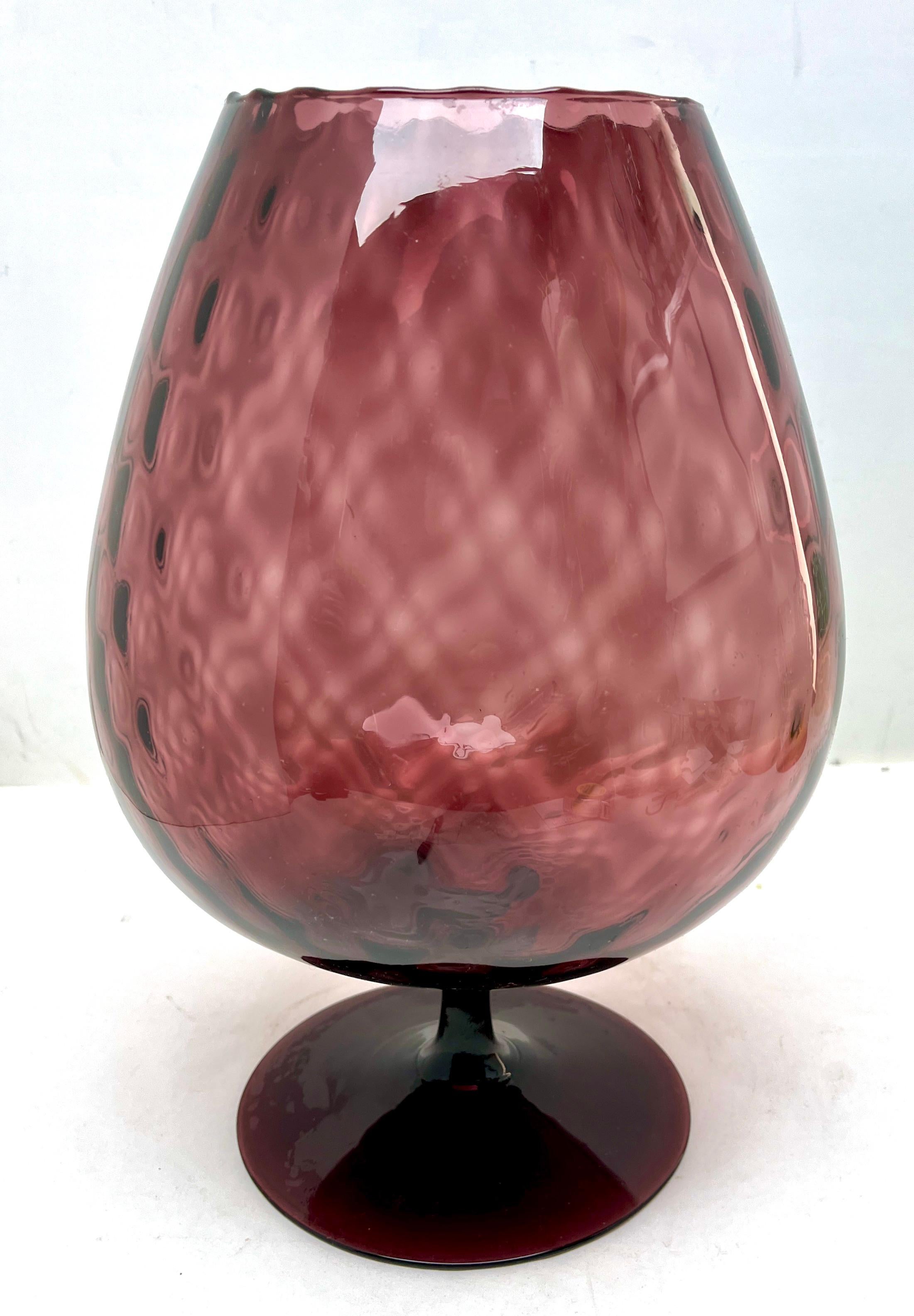 Vase en verre d'art italien opalescent Opaline di Florence (Empoli) de la fin des années 1950 ou du début des années 1960. 

Magnifique opale soufflée à la main et appliquée à la main sur un pied.
Mesures : 32 cm de haut, 20 cm de diamètre

La pièce