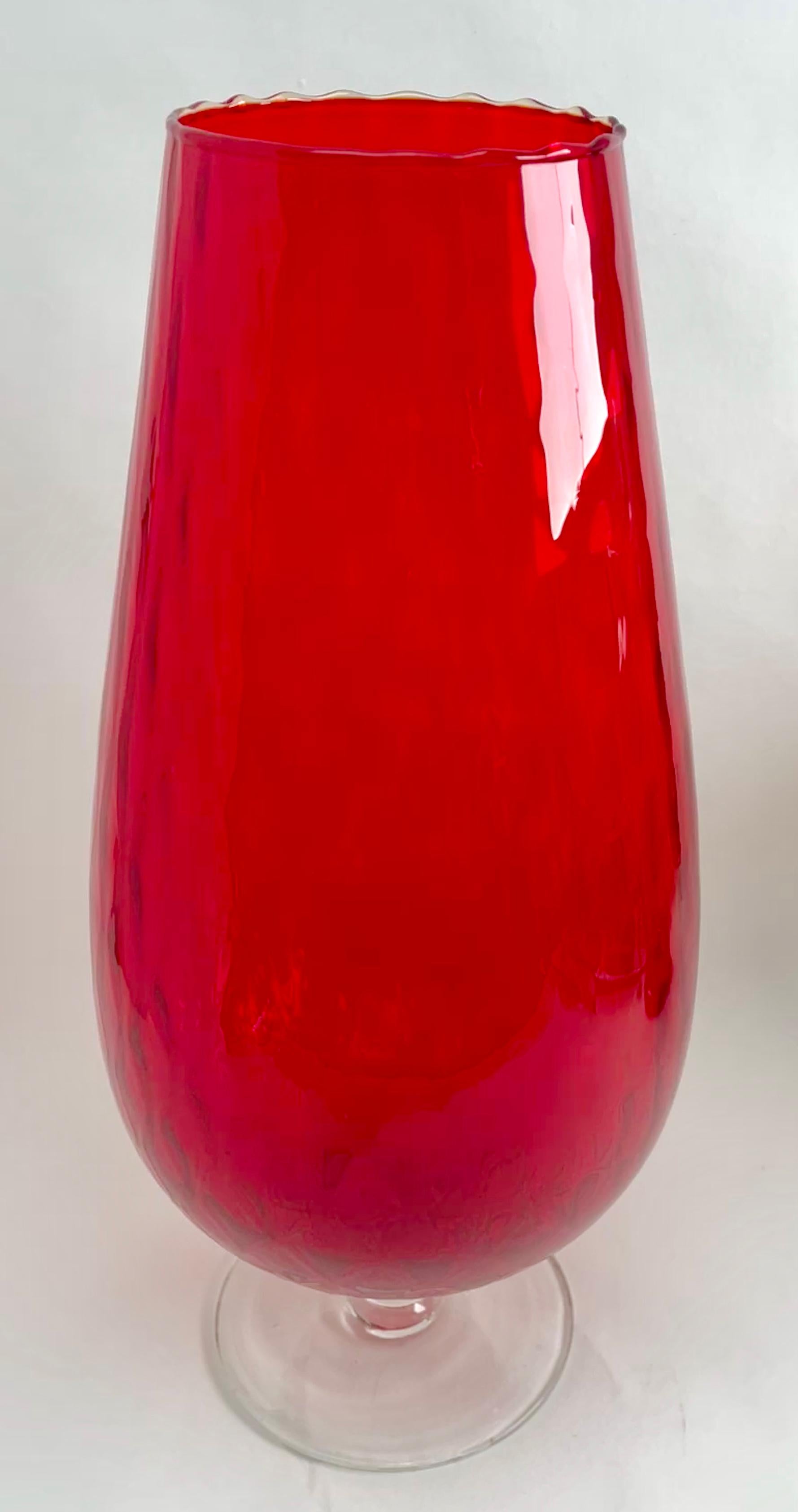 Mid-Century Modern Vase en opaline rouge opalescente italienne sur pied vintage de Florence, années 1960 en vente