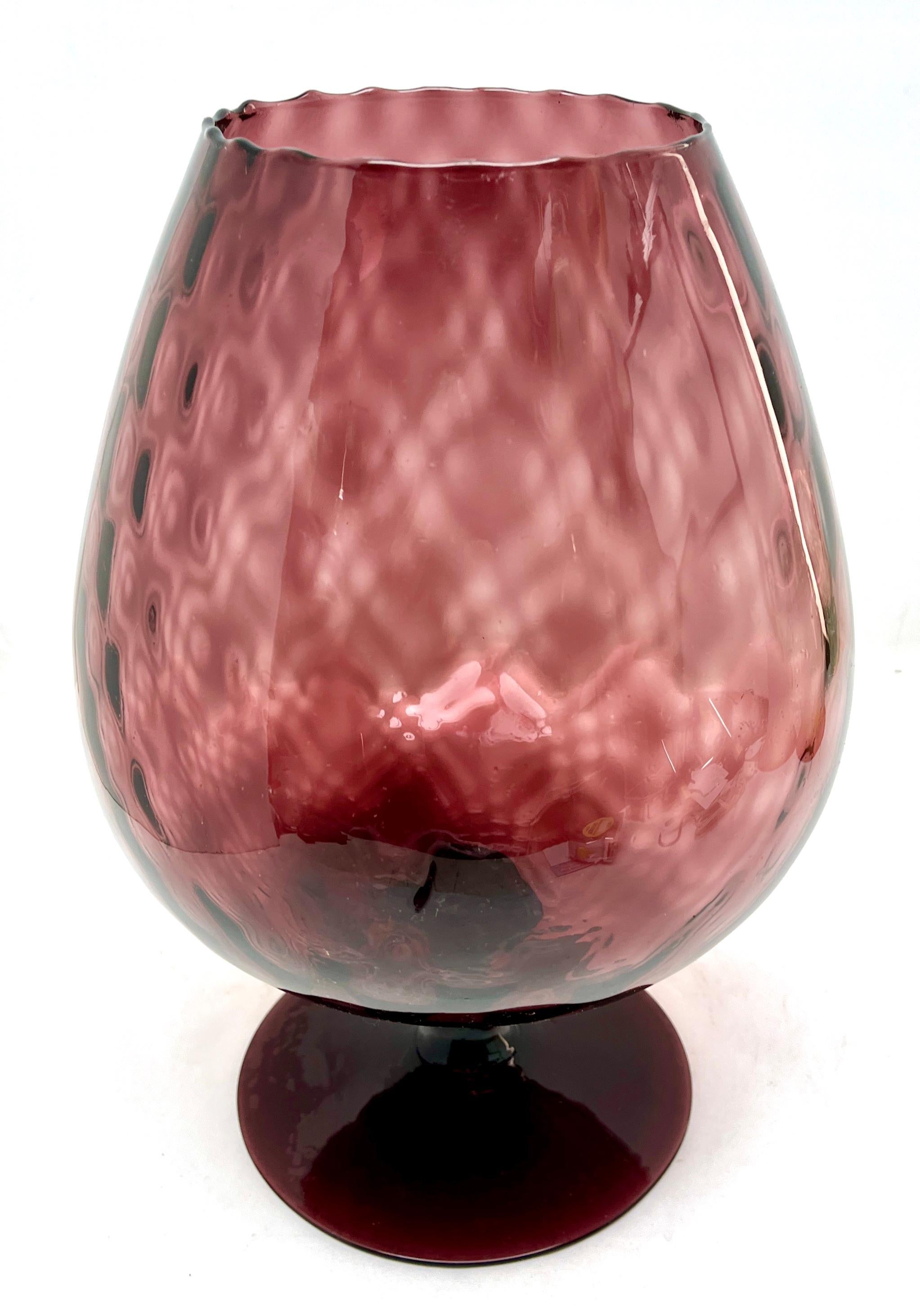 Mid-Century Modern Vase en opaline rouge opalescente italienne sur pied vintage de Florence, années 1960 en vente