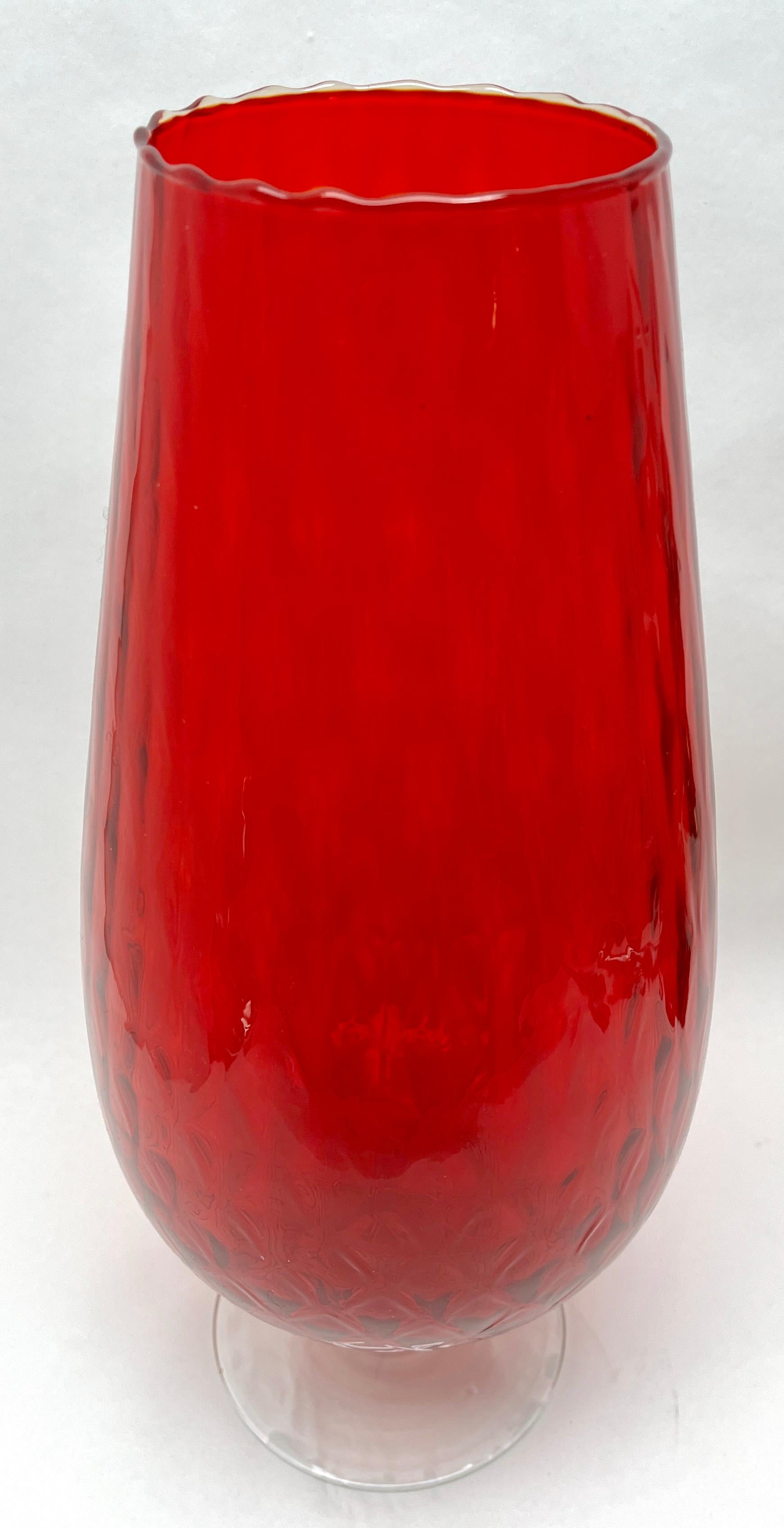 Vase en opaline rouge opalescente italienne sur pied vintage de Florence, années 1960 Bon état - En vente à Verviers, BE