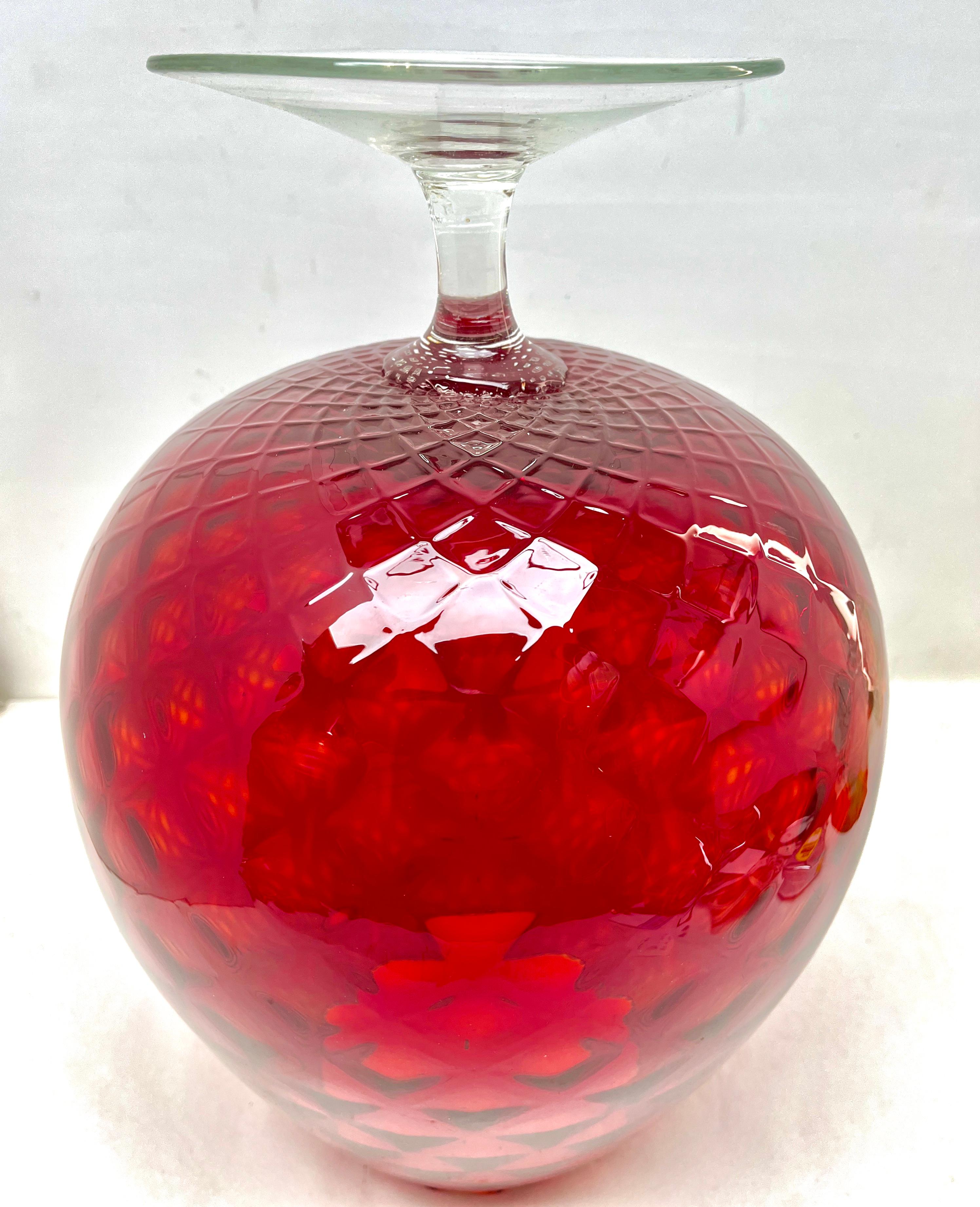 Fait main Vase en opaline rouge opalescente italienne sur pied vintage de Florence, années 1960 en vente