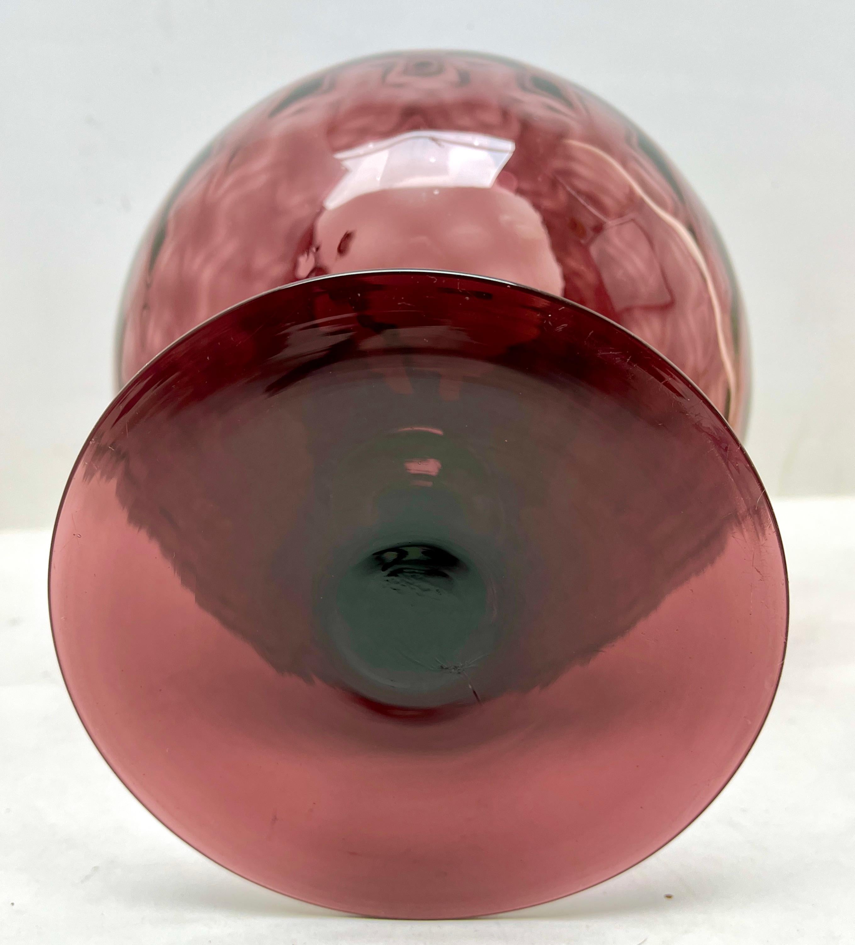 20ième siècle Vase en opaline rouge opalescente italienne sur pied vintage de Florence, années 1960 en vente