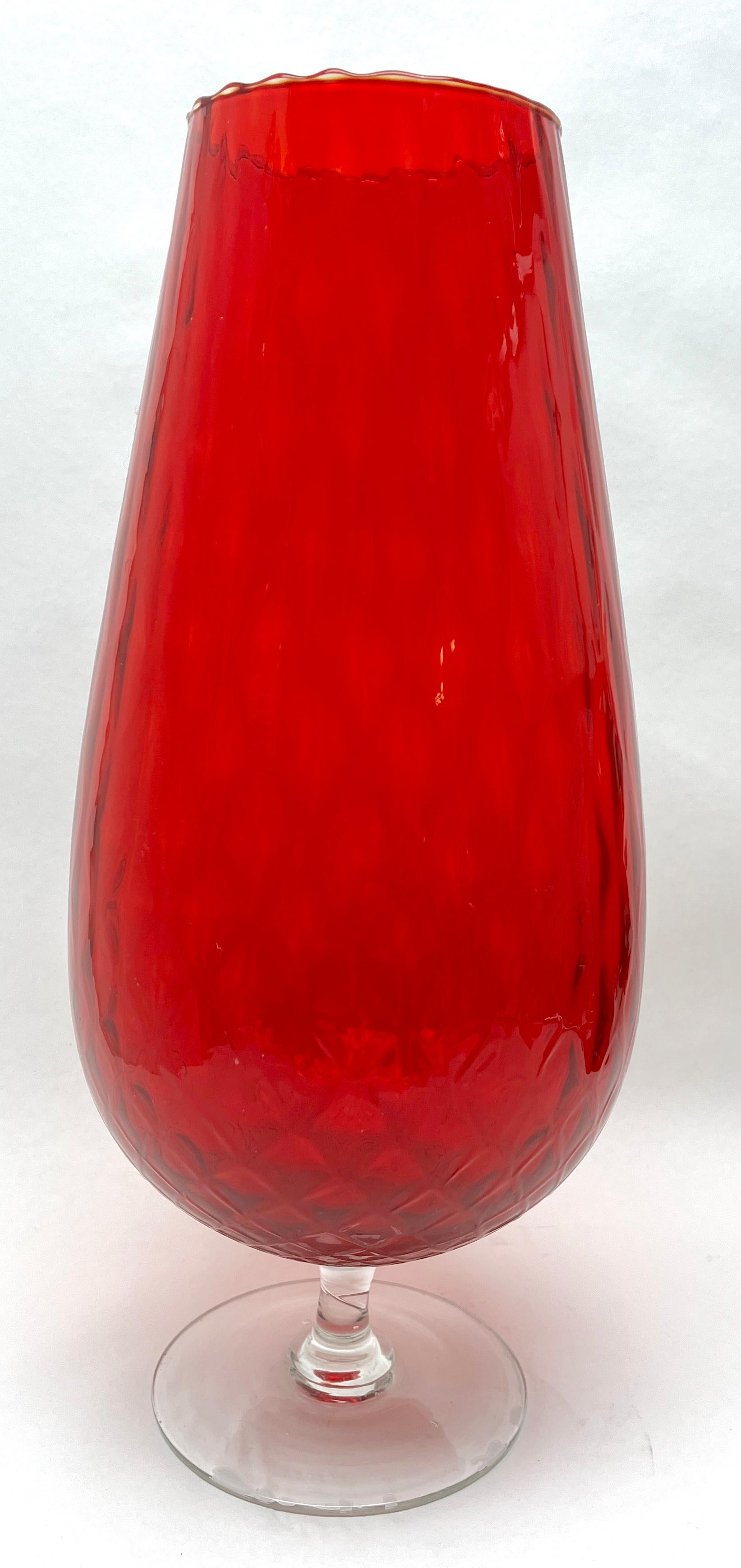 Verre de Murano Vase en opaline rouge opalescente italienne sur pied vintage de Florence, années 1960 en vente